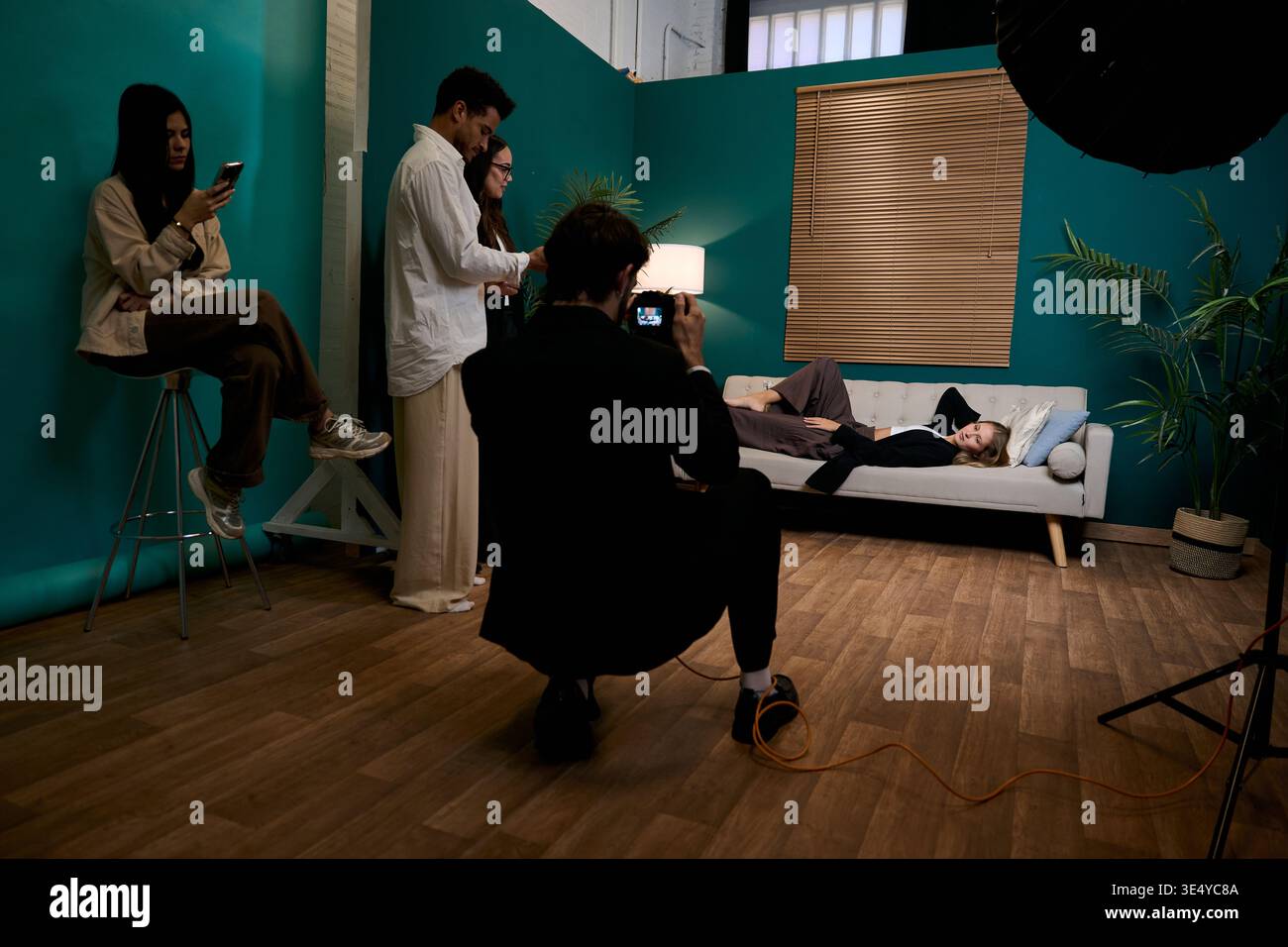 Membres de l'équipe créant du contenu pendant la séance photo en studio Banque D'Images