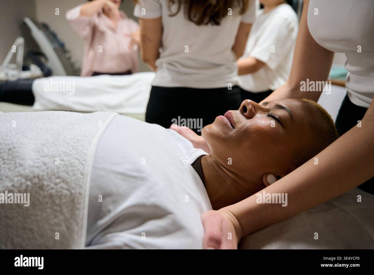 Femme recevant un massage des épaules pour le bien-être et la relaxation Banque D'Images