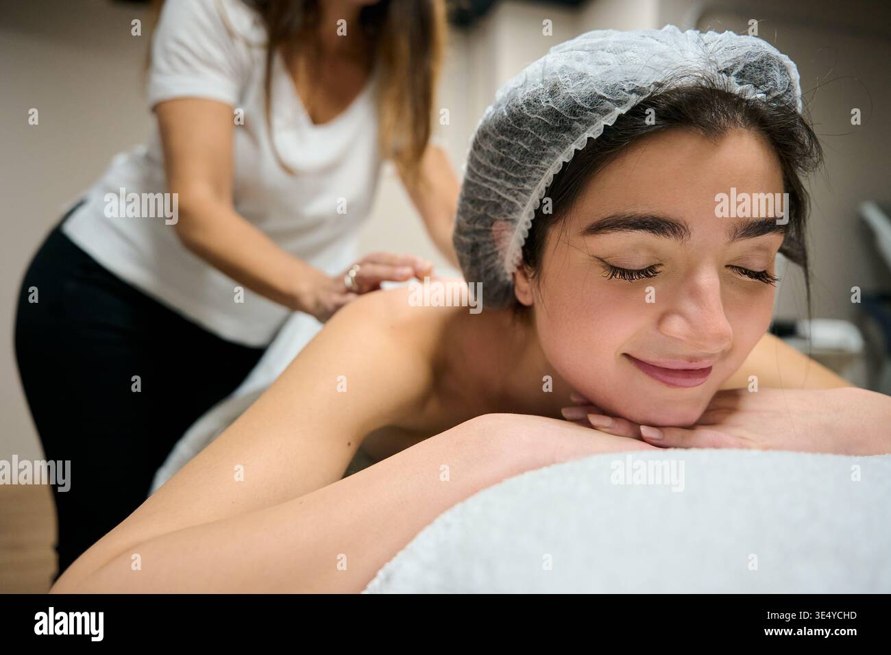Femme profitant d'un massage relaxant du dos au spa Banque D'Images