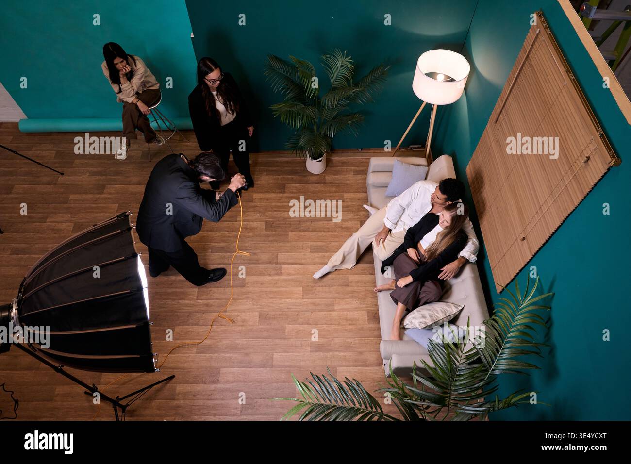 Équipe de photographes travaillant sur le mode de vie en studio Banque D'Images