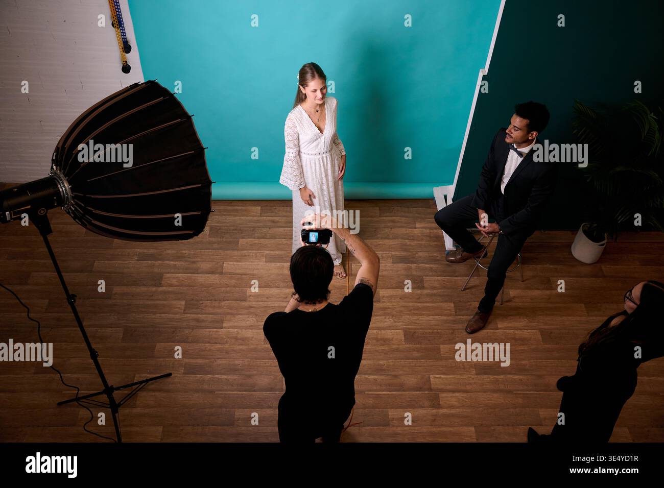 Personnes travaillant sur une séance photo de mode studio Banque D'Images