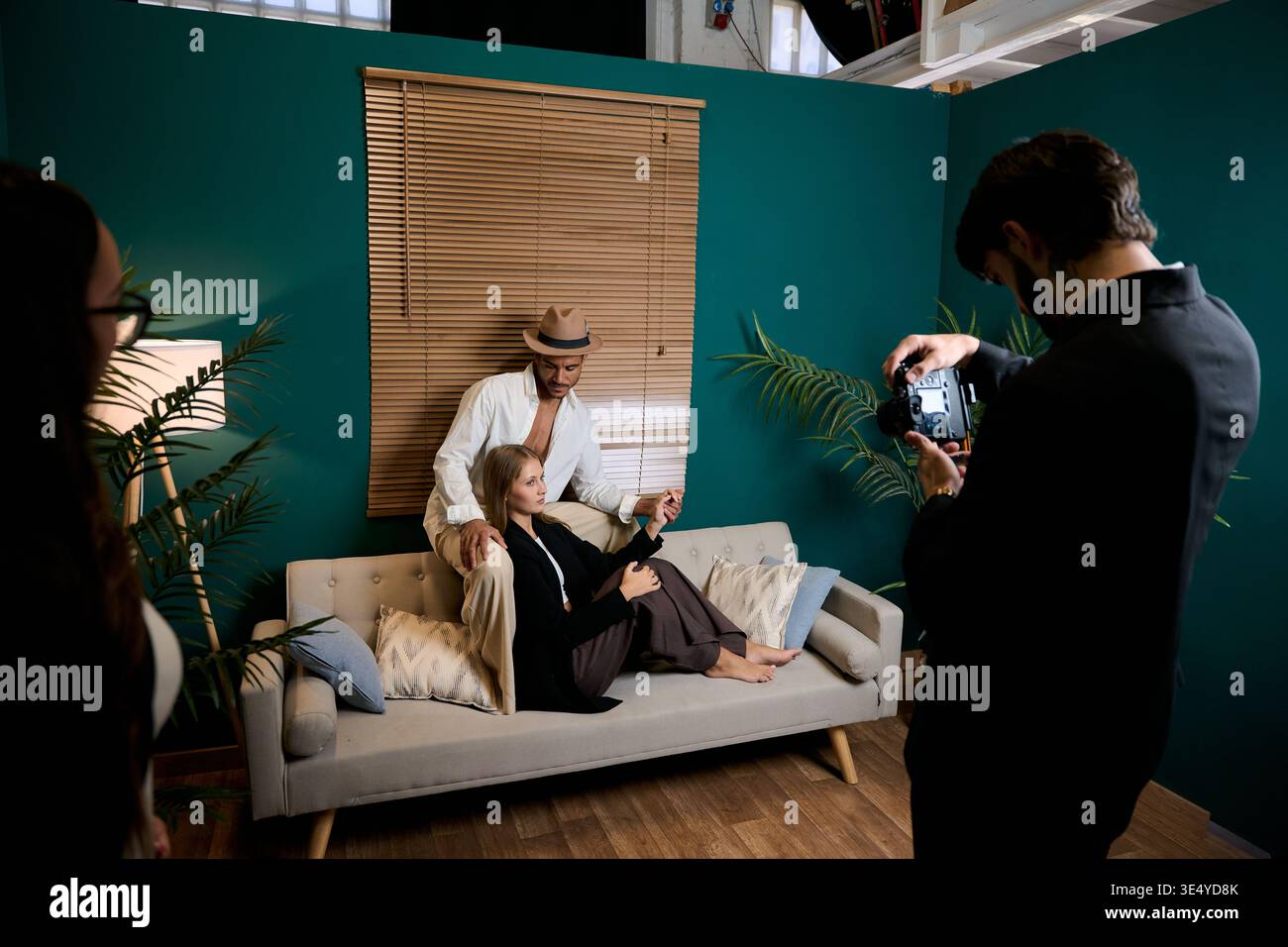 Équipe de photoshoot créant des images de mode dans un studio créatif Banque D'Images