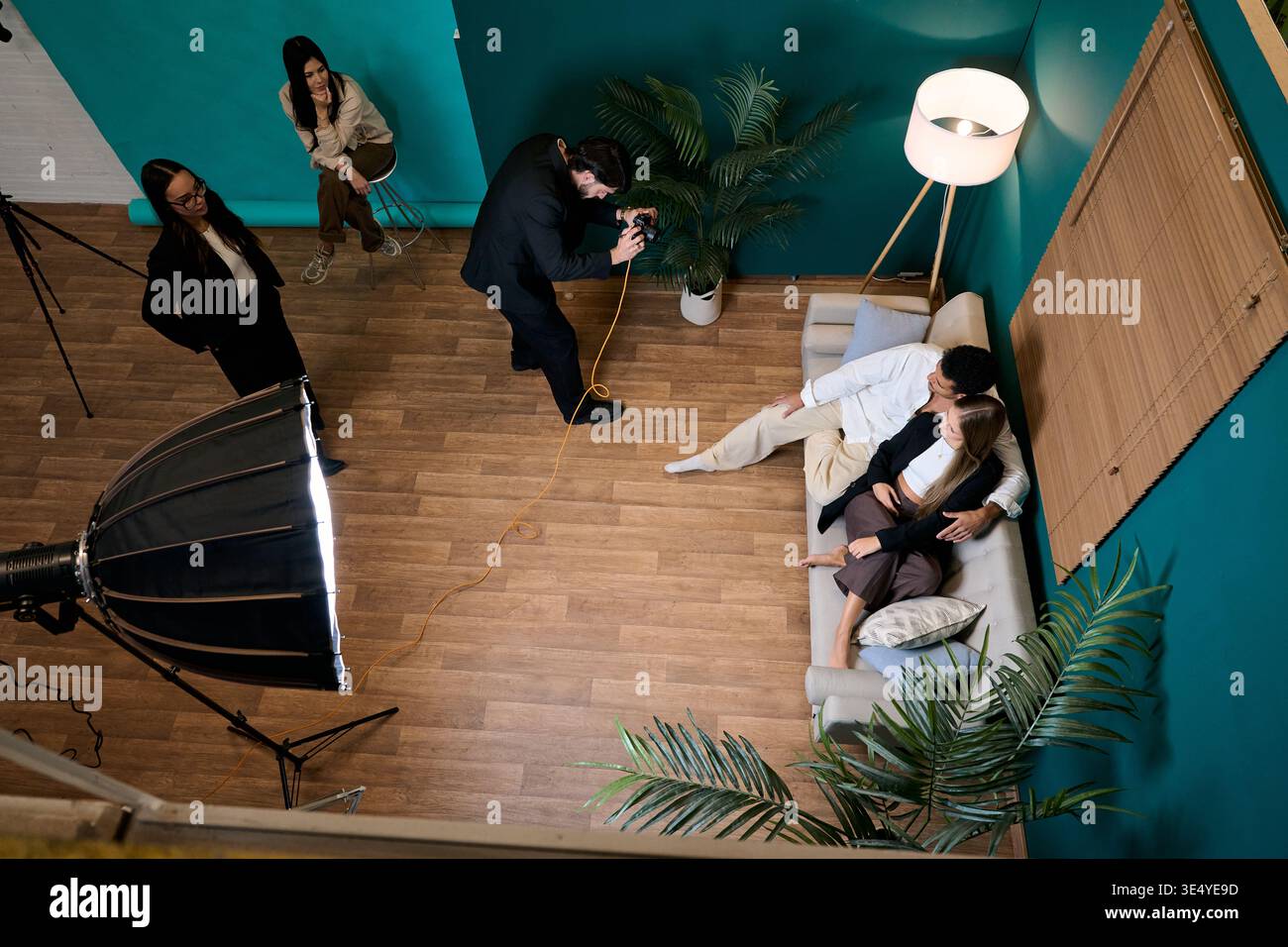 Équipe de photographie produisant du contenu créatif pendant le tournage en studio Banque D'Images