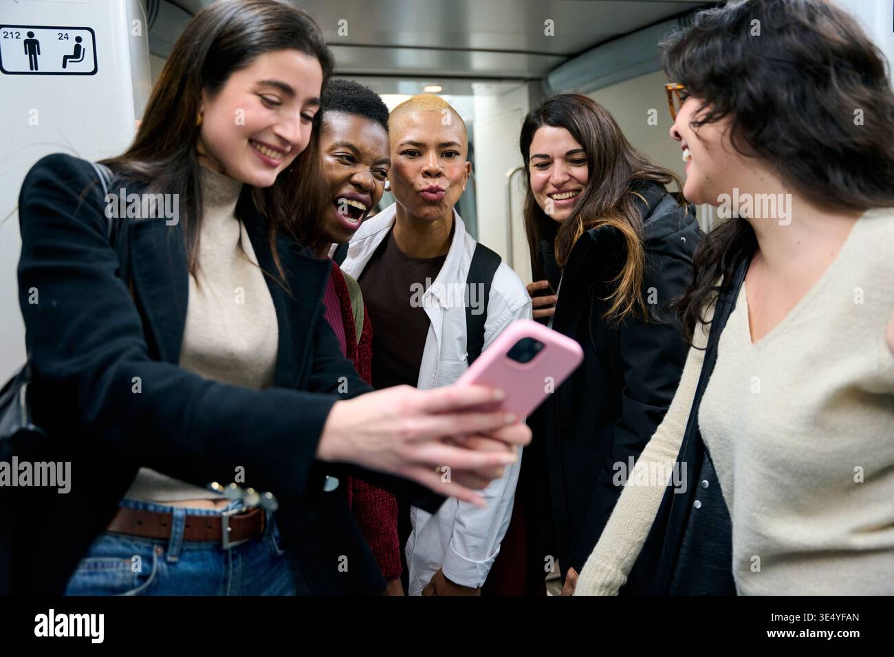 Diverses femmes amies prenant selfie sur le trajet en train Banque D'Images