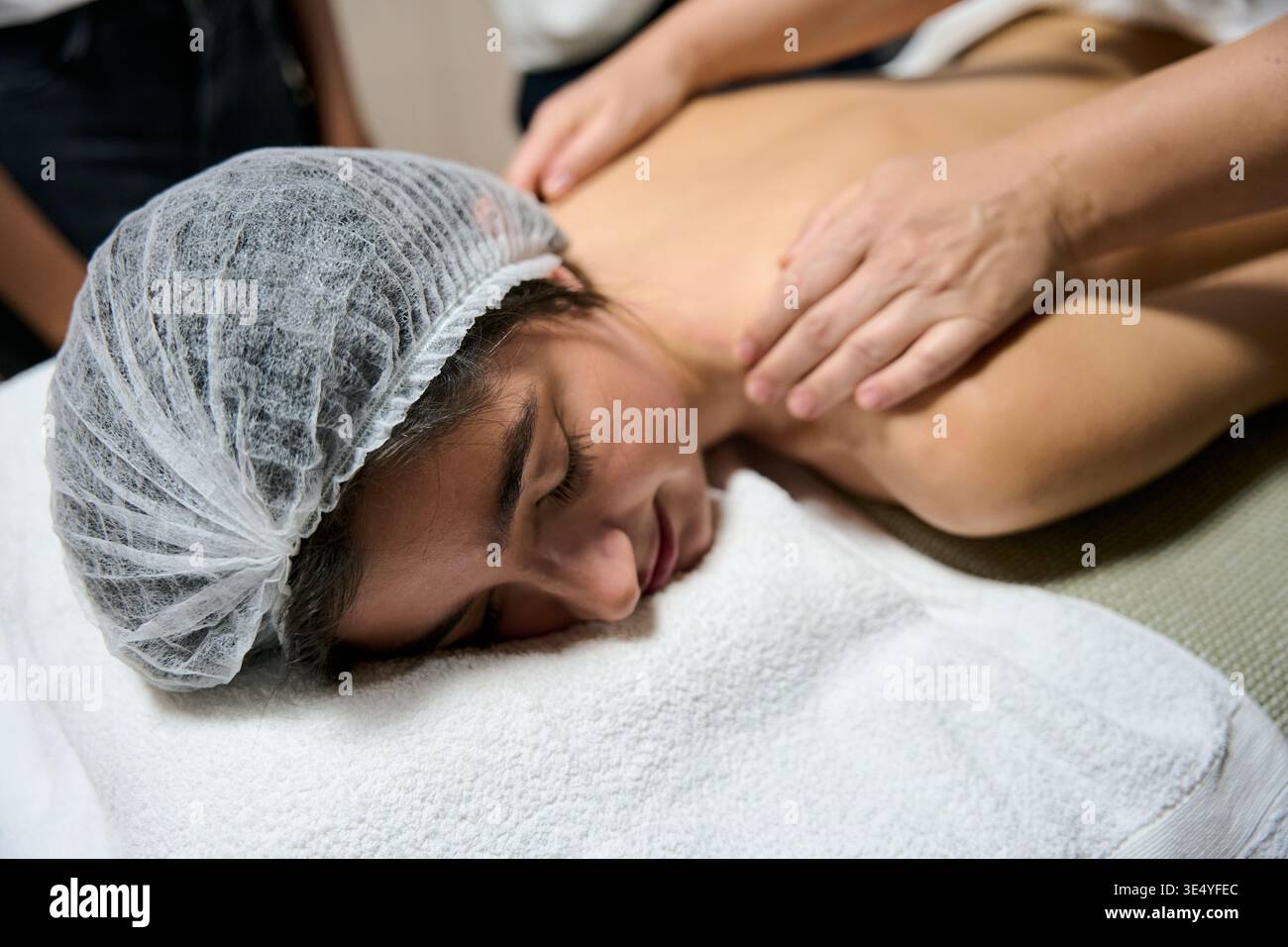 Femme recevant un massage relaxant du dos et des épaules au spa Banque D'Images