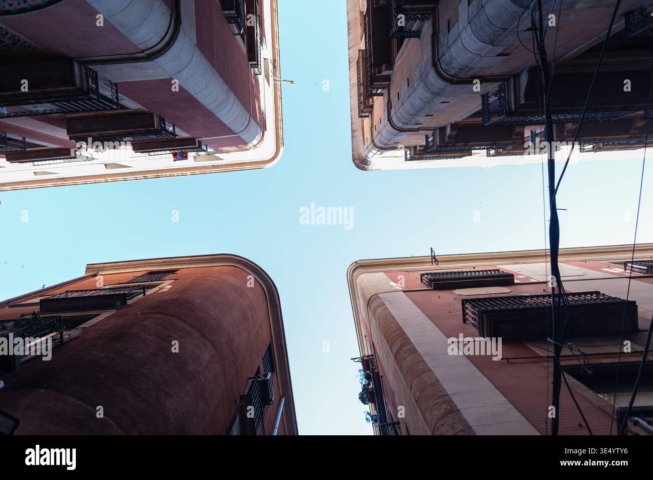 Vieilles rues étroites vintage avec des bâtiments et le ciel à Barcelone, ​​Spain. Voyagez à travers l'Europe. Quatre coins de la maison Banque D'Images