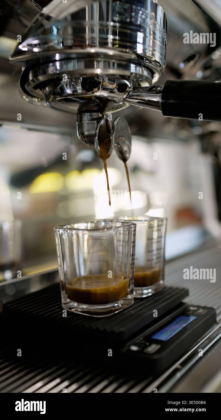 Machine espresso professionnelle versant du café double dose Banque D'Images