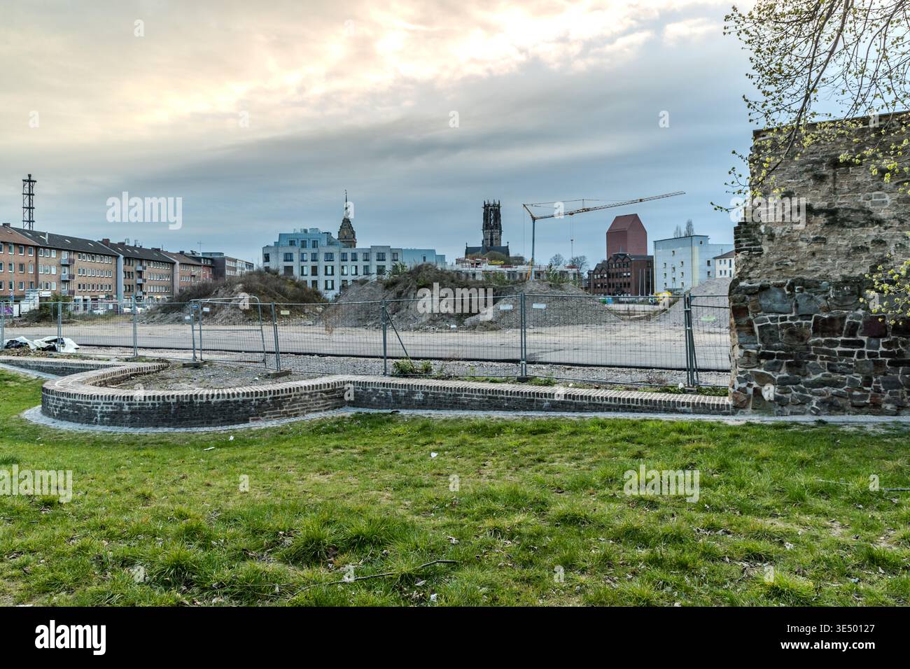 Le site de développement de Holzhafen est destiné à devenir un nouveau quartier résidentiel et hôtelier à Duisbourg. Le projet utilise un ancien site industriel dans le cadre du plan directeur de longue date de Norman Foster pour le port intérieur. Il combine des équipements résidentiels, de restauration et de loisirs au bord de l'eau, intégrés dans le cadre historique comprenant les vestiges de la muraille de la ville entre la vieille ville et le bassin du port. Duisbourg, Rhénanie du Nord-Westphalie, Allemagne Banque D'Images