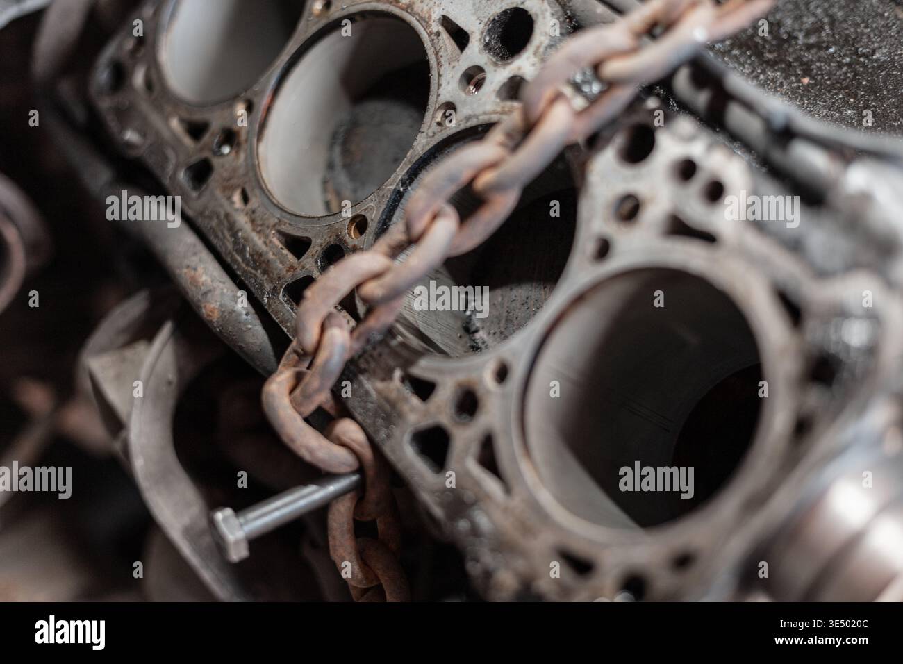 Ancien moteur cassé démonté avec des bavures dans le cylindre et un piston brûlé Banque D'Images