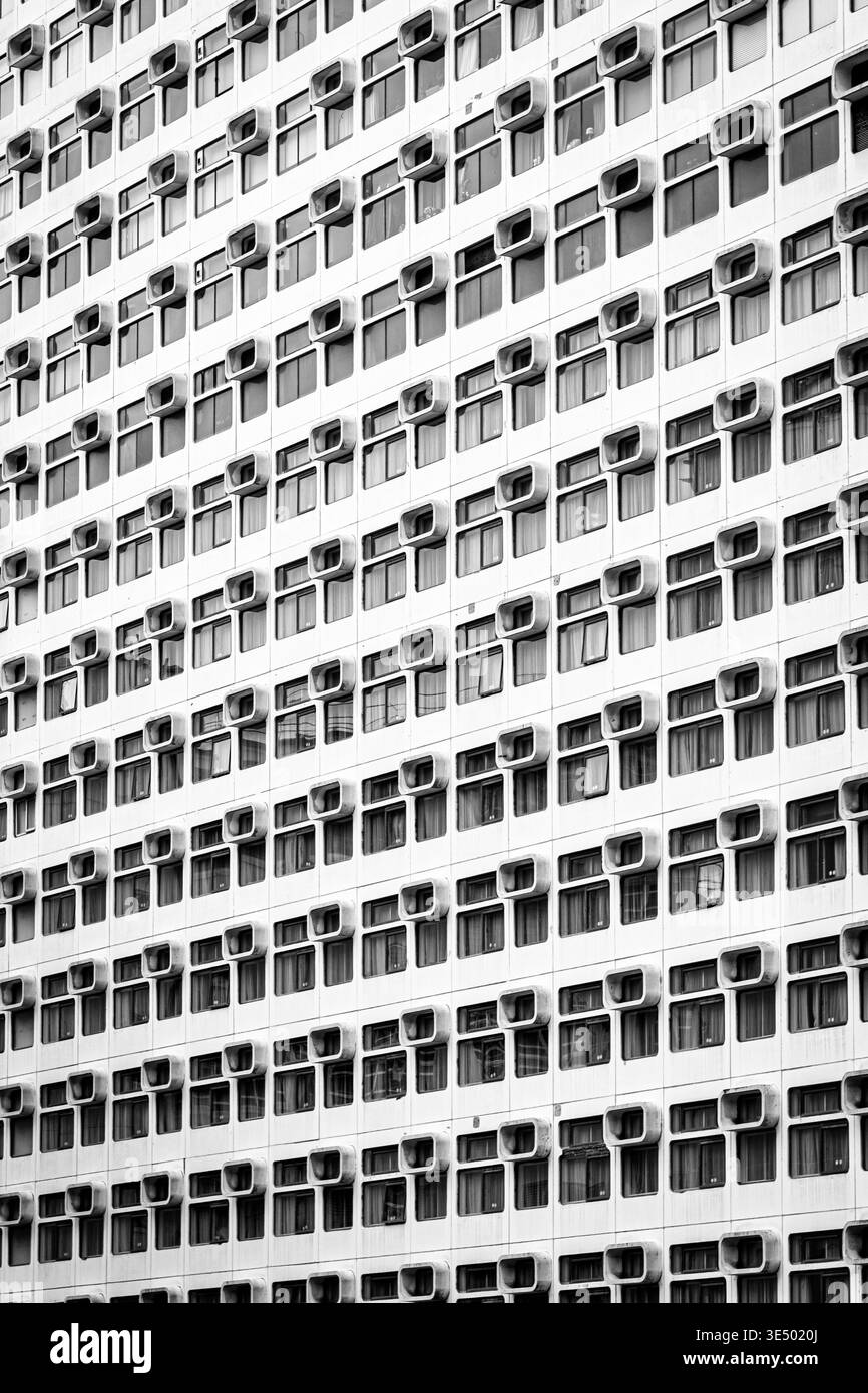 Les fenêtres arrondies répétitives entourent l'hôtel premier Inn City Heights, Salford, Manchester, en noir et blanc. Banque D'Images
