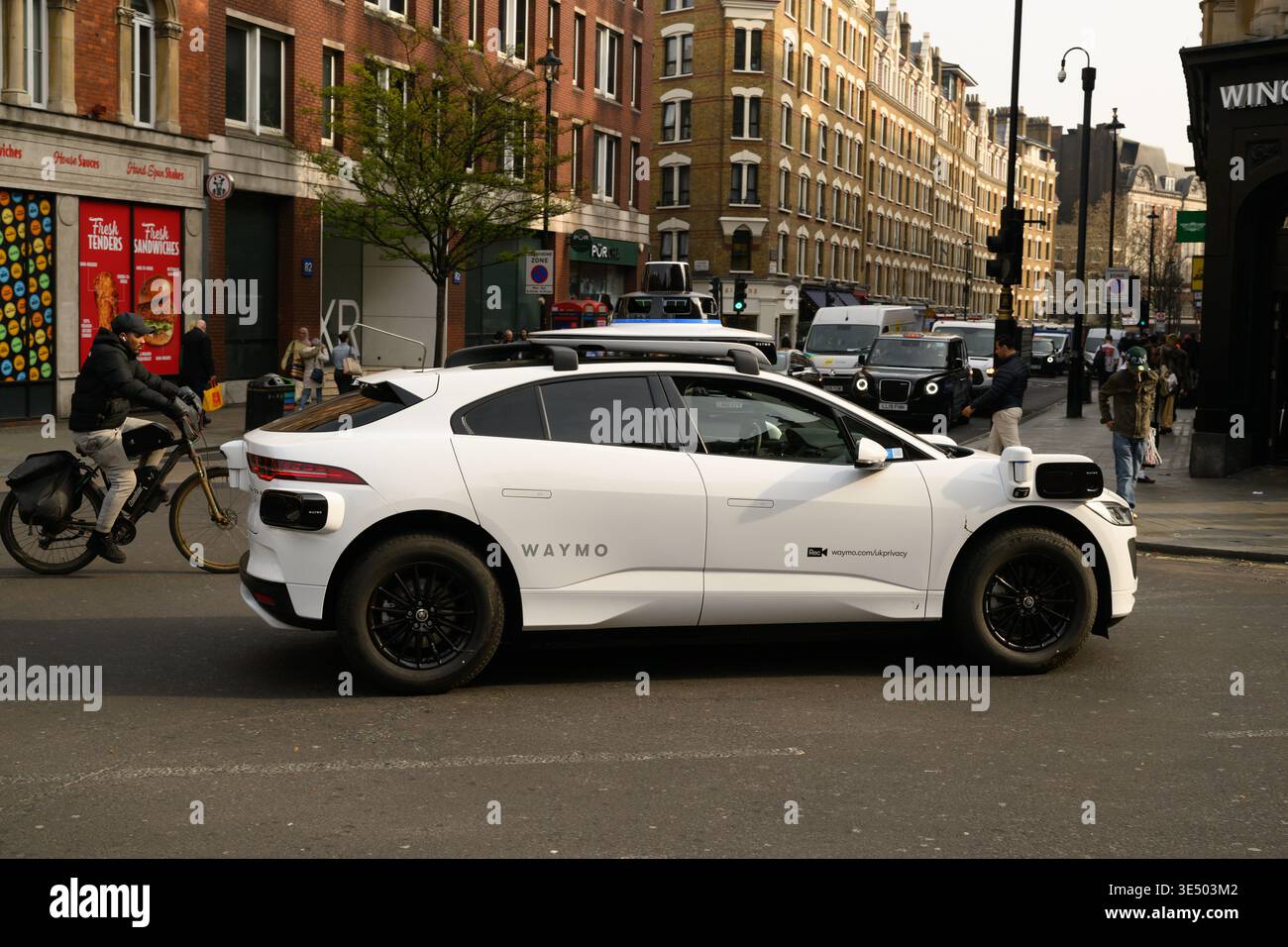 Un taxi Waymo en essai routier dans le centre de Londres avant le lancement du service de taxi sans conducteur, qui devrait commencer à Londres en 2026. Banque D'Images
