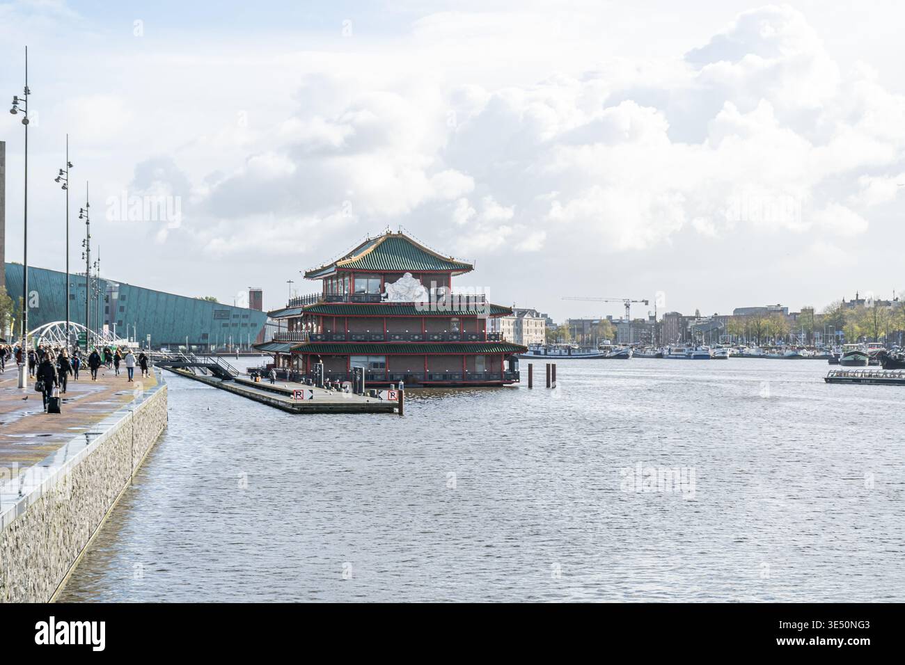 Canal d'eau quai pour le transport de bateaux à Amsterdam, pays-Bas - 27 octobre 2025 Banque D'Images