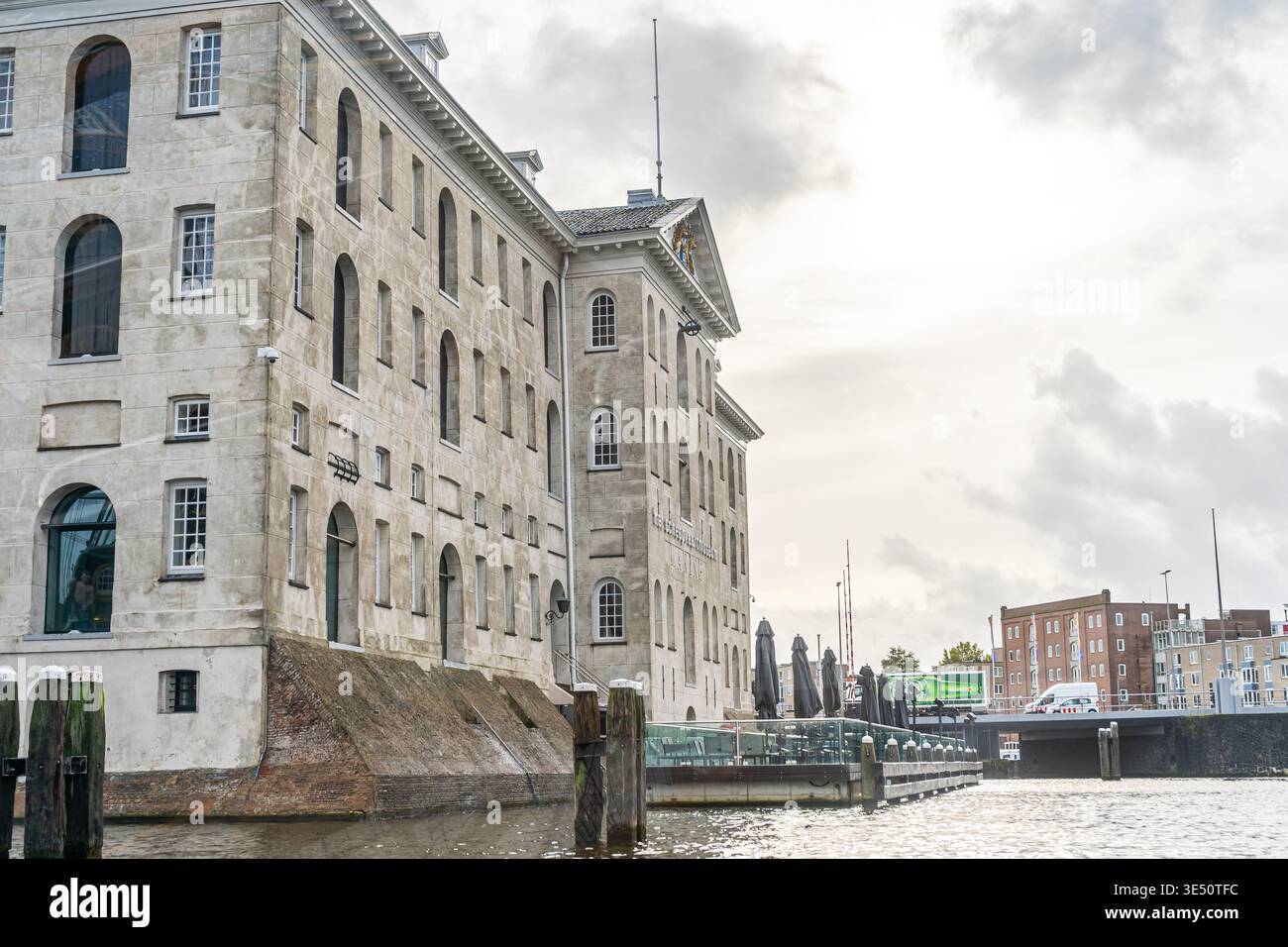 Het Scheepvaartmuseum Musée maritime national bâtiment de maison sur l'eau du canal. Amsterdam, pays-Bas - 27 octobre 2025 Banque D'Images