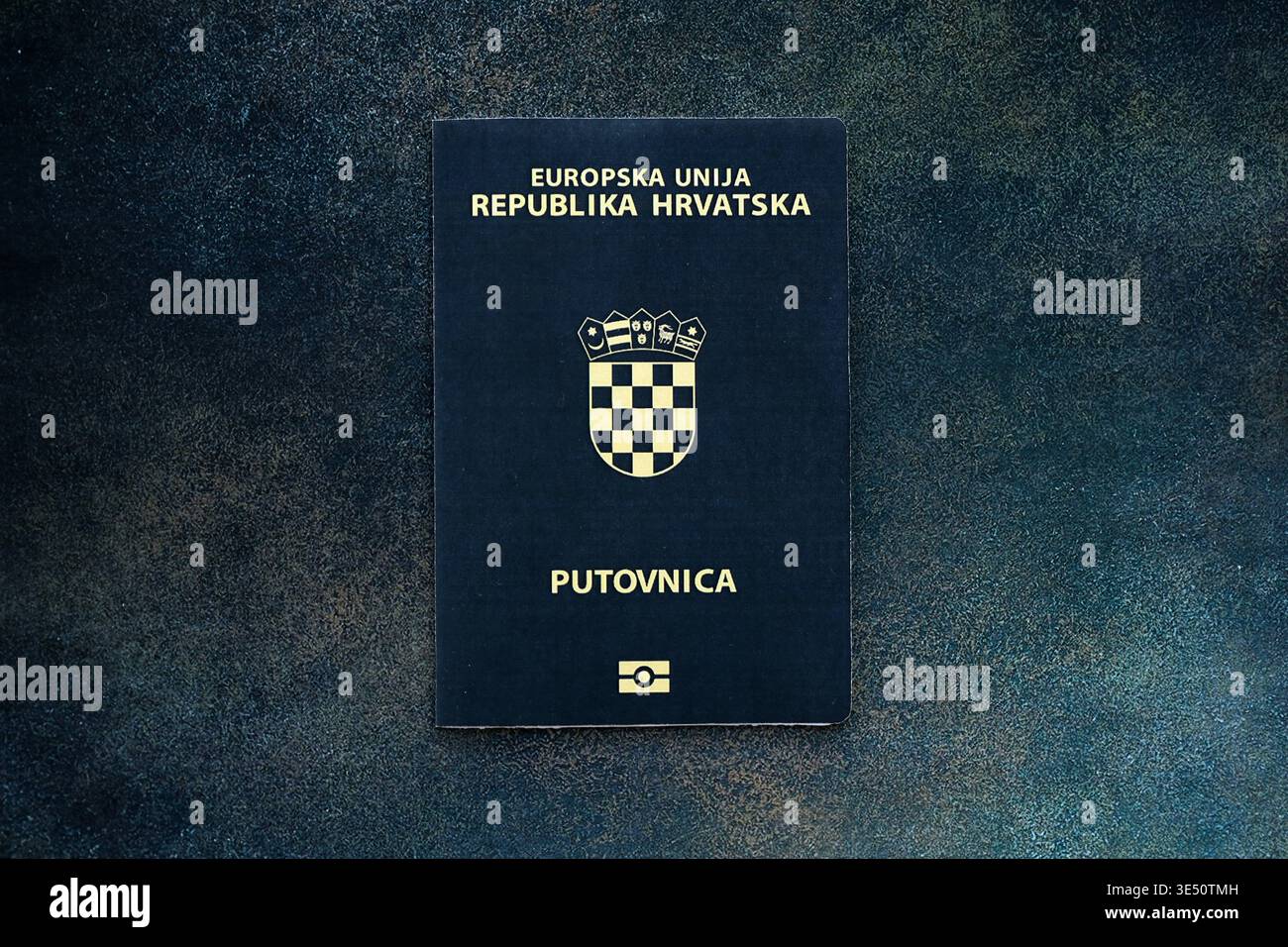 Passeport croate sur la table de près. Carnet officiel de documents d'identité pour les citoyens de Croatie. Concept de voyage et de tourisme en Croatie Banque D'Images