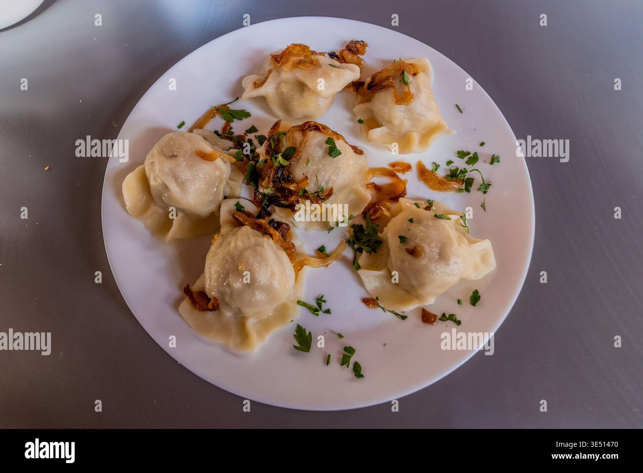 Plat typique de la Pologne - pierogi Banque D'Images