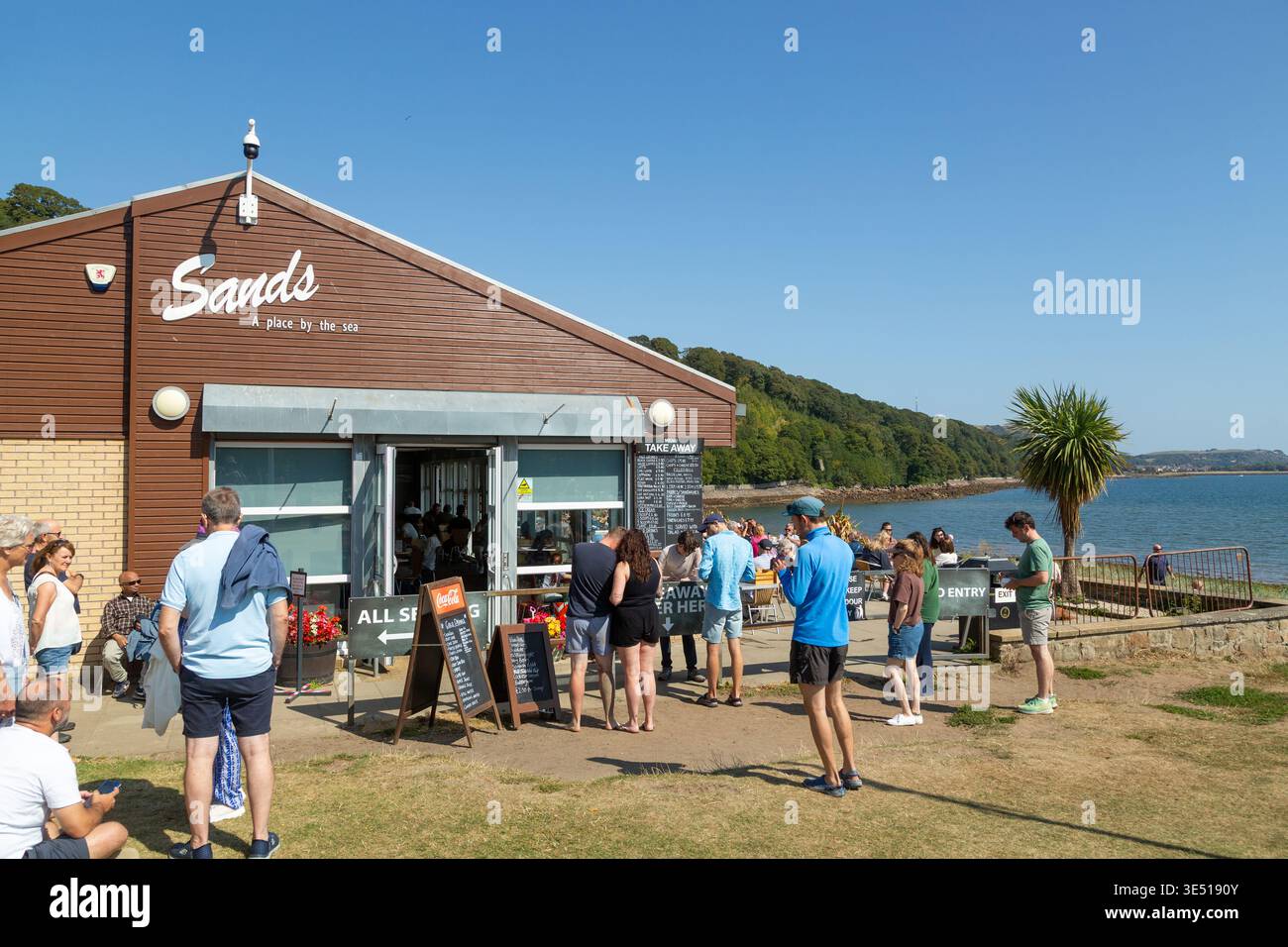 Une journée ensoleillée au Sands Cafe, situé directement sur la plage de Silversands Bay à Aberdour, Fife, Écosse Banque D'Images