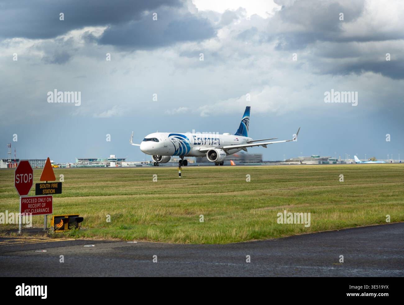 Un Airbus A320neo EgyptAir atterrissant à l'aéroport de Manchester Banque D'Images