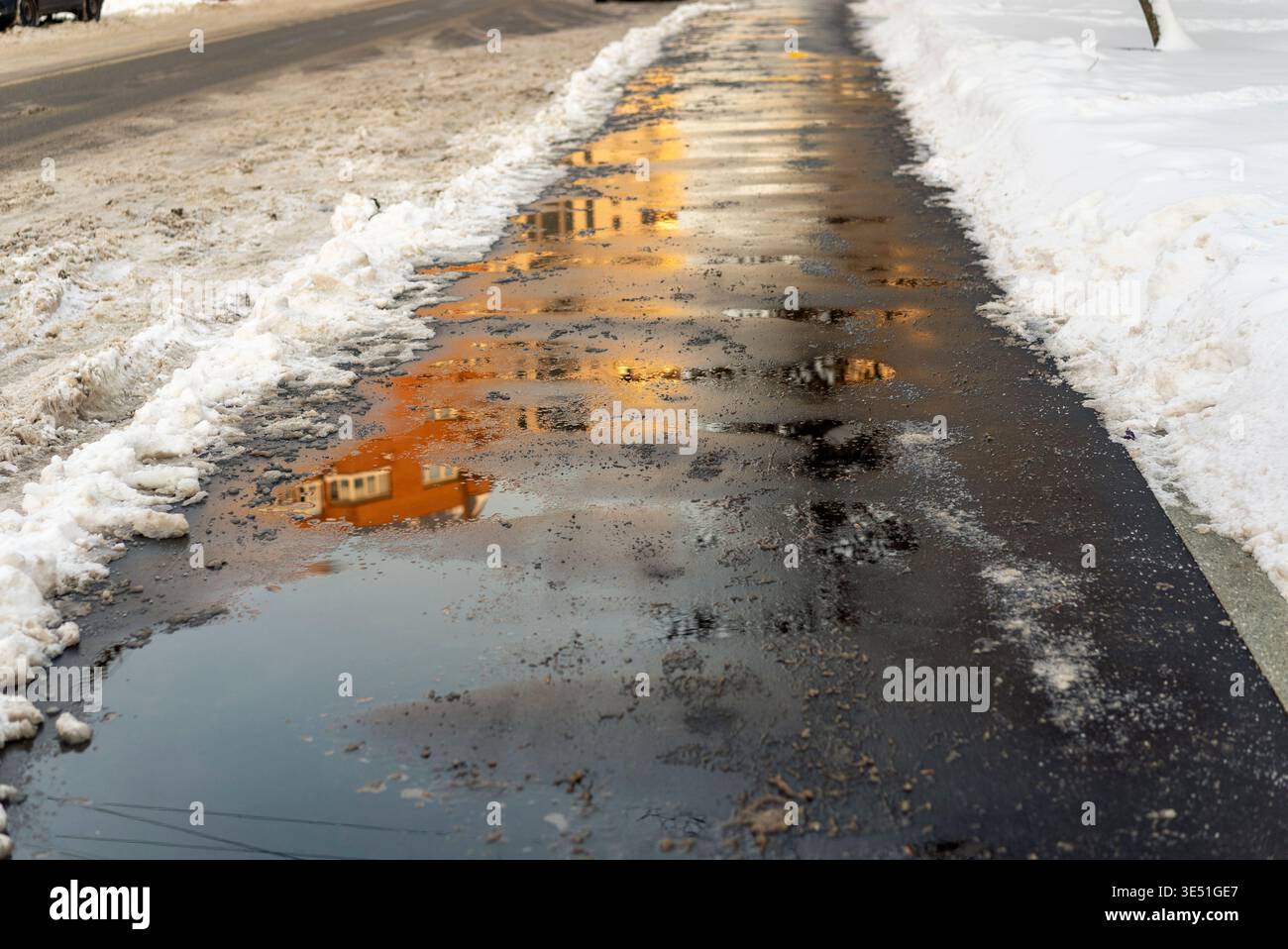 sel de dégivrage de roche brune répandu sur le trottoir, scène hivernale Banque D'Images