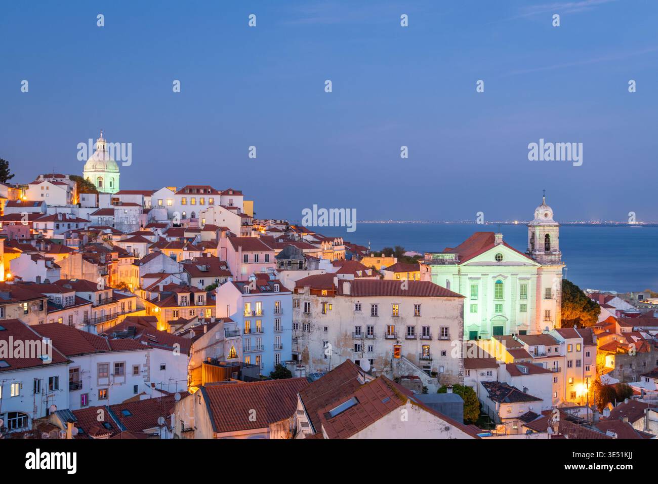 Alfama quartier le plus ancien la nuit. Lisbonne, Portugal Banque D'Images