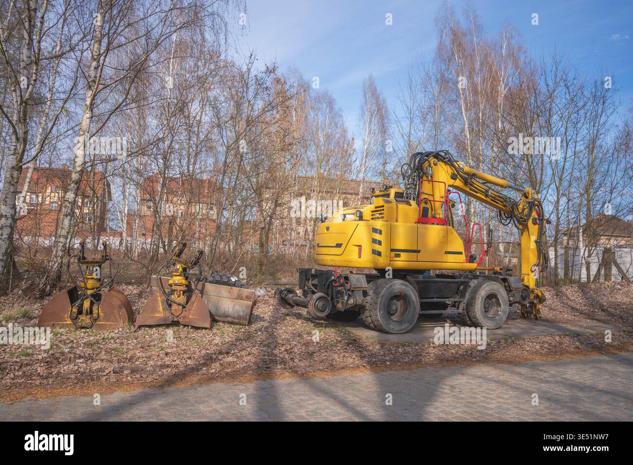 Il s'agit d'une excavatrice rail-route qui a été garée après le travail. Banque D'Images