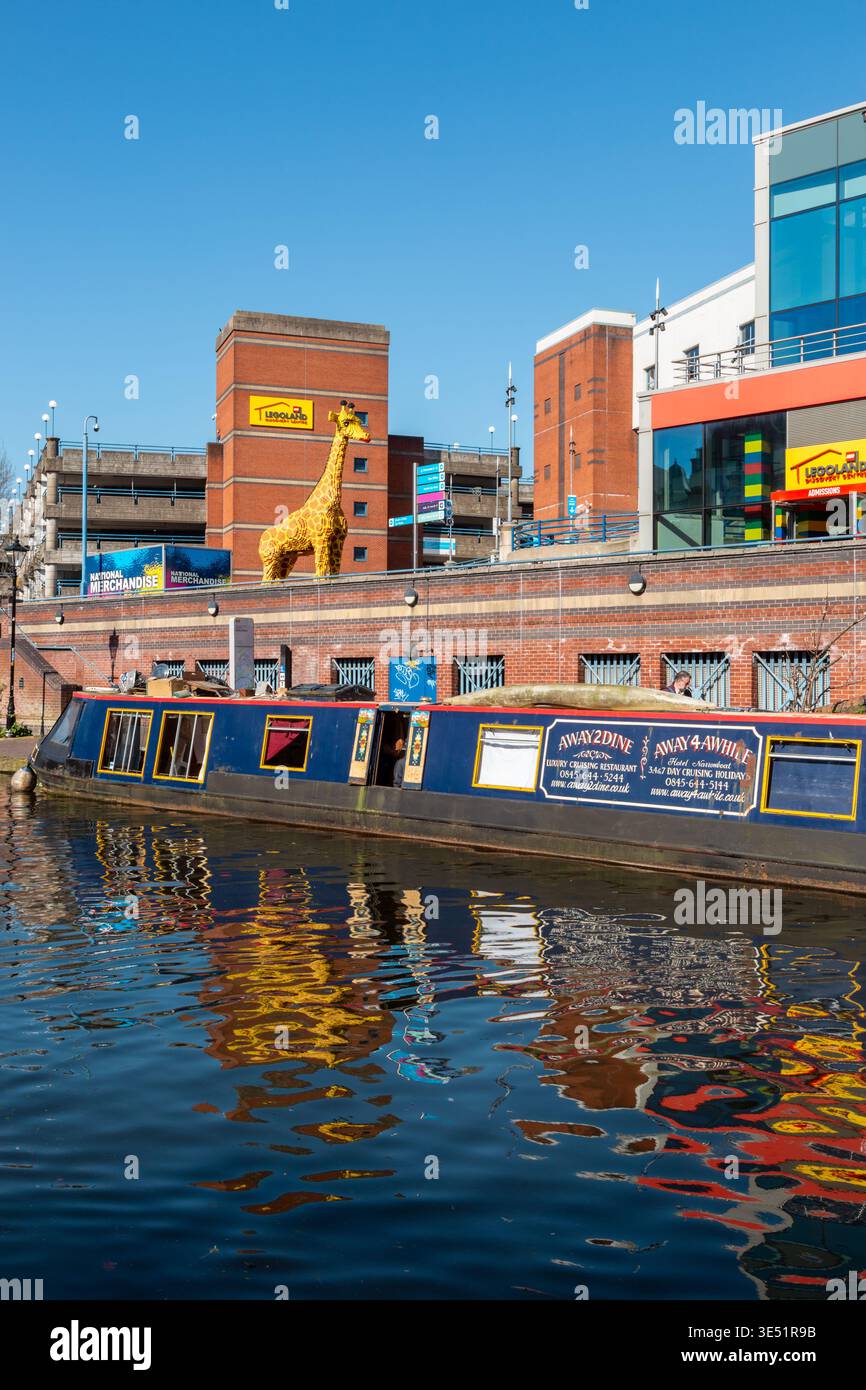 Bateau sur le canal dans le centre de Birmingham, Royaume-Uni, 2026 Banque D'Images