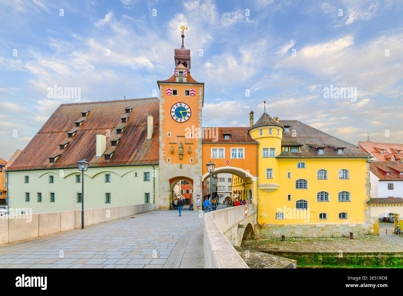 La tour historique Brueckturm et la porte de la ville menant à la vieille ville d'Altstadt depuis le vieux pont de pierre dans la ville bavaroise de Ratisbonne, en Allemagne. Banque D'Images