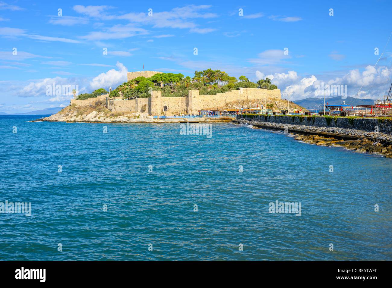 Citadelle du château ottoman de Kuşadası sur l'île de Güvercinada, également connue sous le nom d'île aux pigeons, à Kusadasi, en Turquie. Banque D'Images