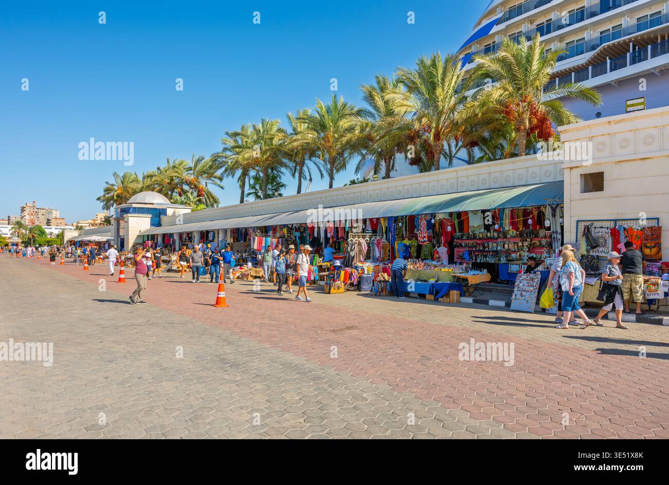 Des boutiques de souvenirs et des boutiques de cadeaux bordent la passerelle piétonne du port de croisière d'Alexandrie, en Égypte. Banque D'Images