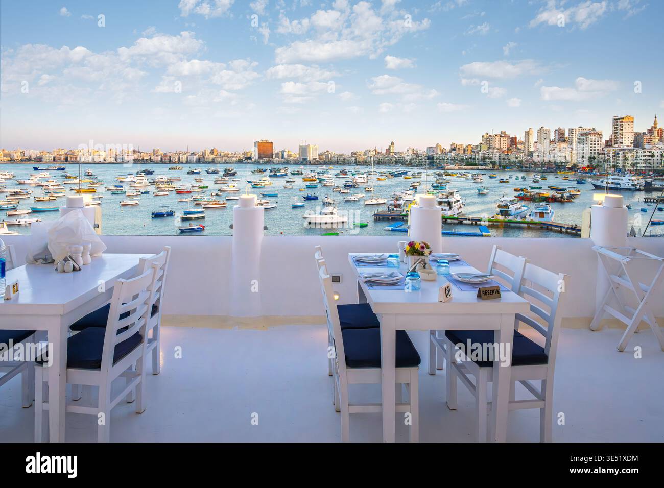 Vue sur le port de plaisance, les toits et la route de corniche au bord de l'eau depuis une terrasse à Alexandria Bay, au port d'Alexandria, Egypte. Banque D'Images