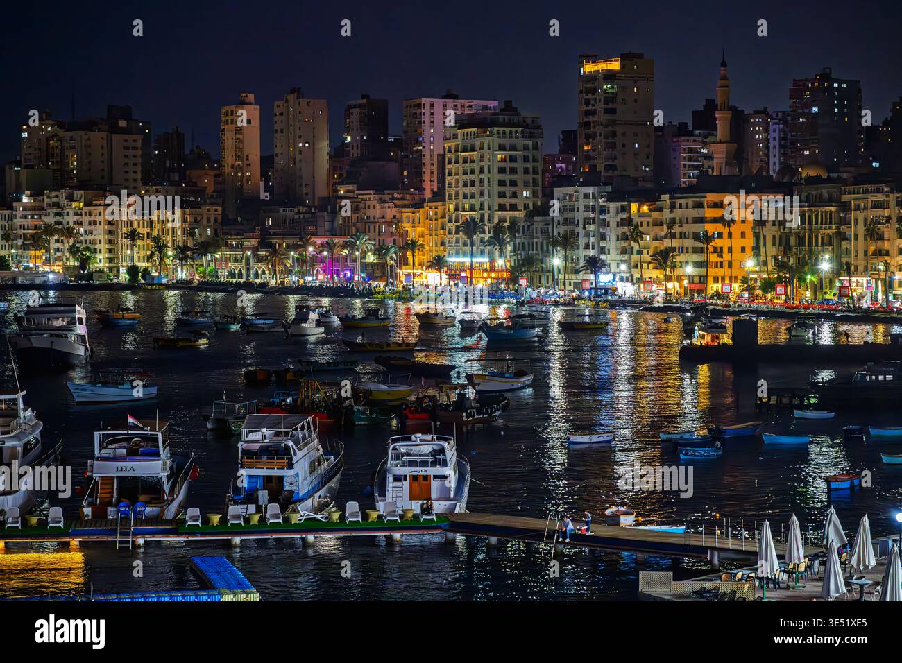 La ligne d'horizon illuminée, la marina et la route de corniche colorée El Gaish le long de la mer à Alexandria Bay, le port oriental d'Alexandria, en Égypte. Banque D'Images
