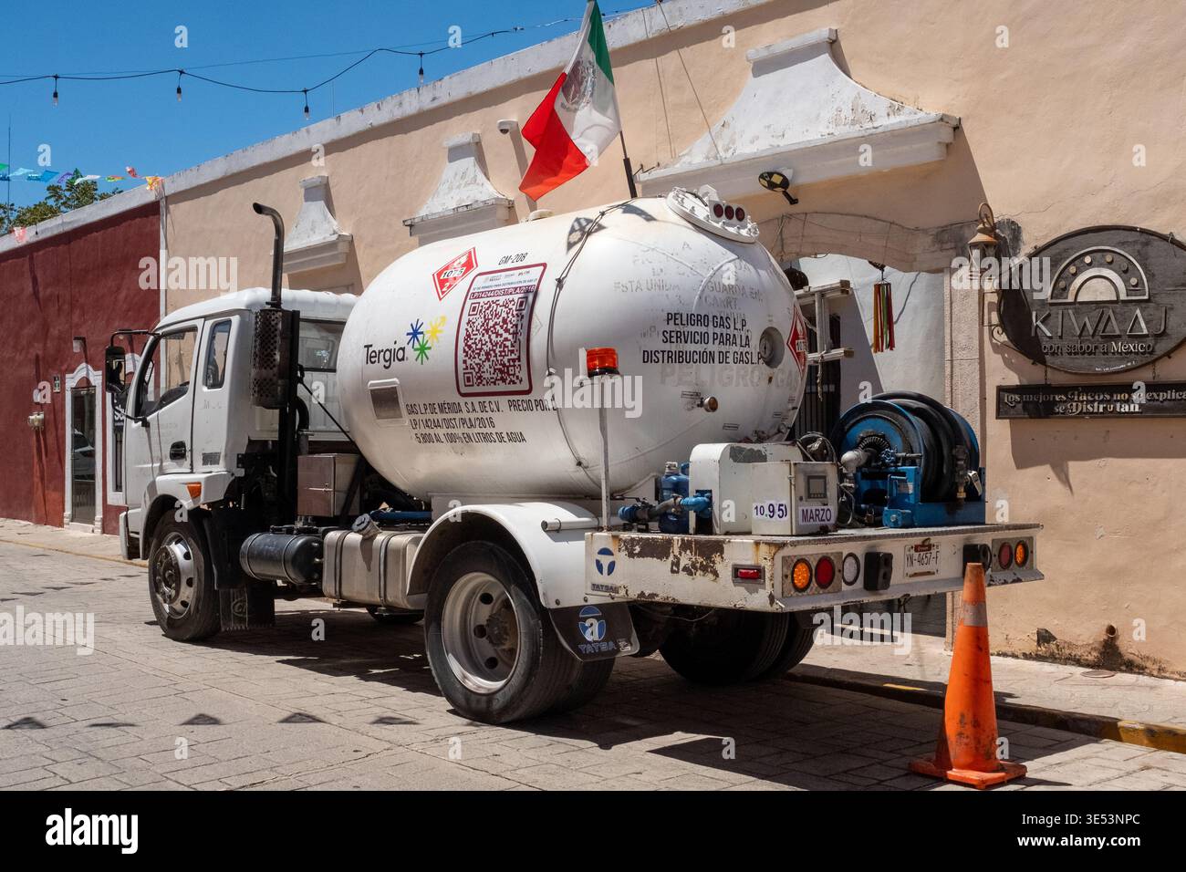 Camion de livraison de gaz naturel remplissant une entreprise locale à Valladolid, Yucatán, Mexique, dans un contexte de préoccupations mondiales en matière d'approvisionnement énergétique et de hausse des prix du carburant. Banque D'Images