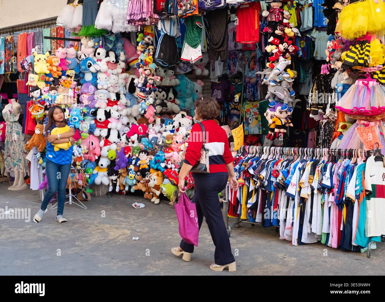 Une scène de rue animée à Mérida Centro avec un petit magasin présentant des marchandises colorées. Banque D'Images