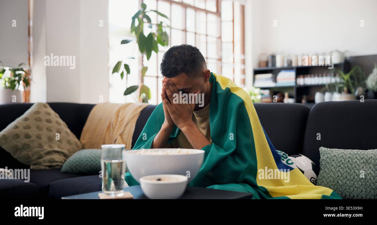 Homme, stress et regarder la télévision dans le salon avec match de sport, triste ou déçu pour le match de football. Frustré, personne et nerveux dans la maison avec Banque D'Images