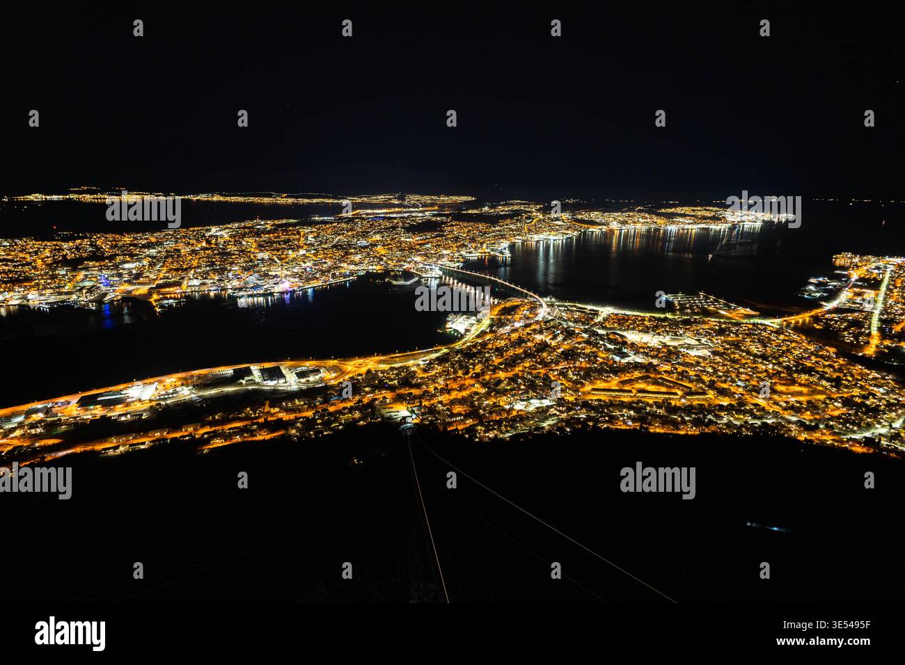 Vue aérienne de nuit du port et du pont de Tromso, Norvège Banque D'Images