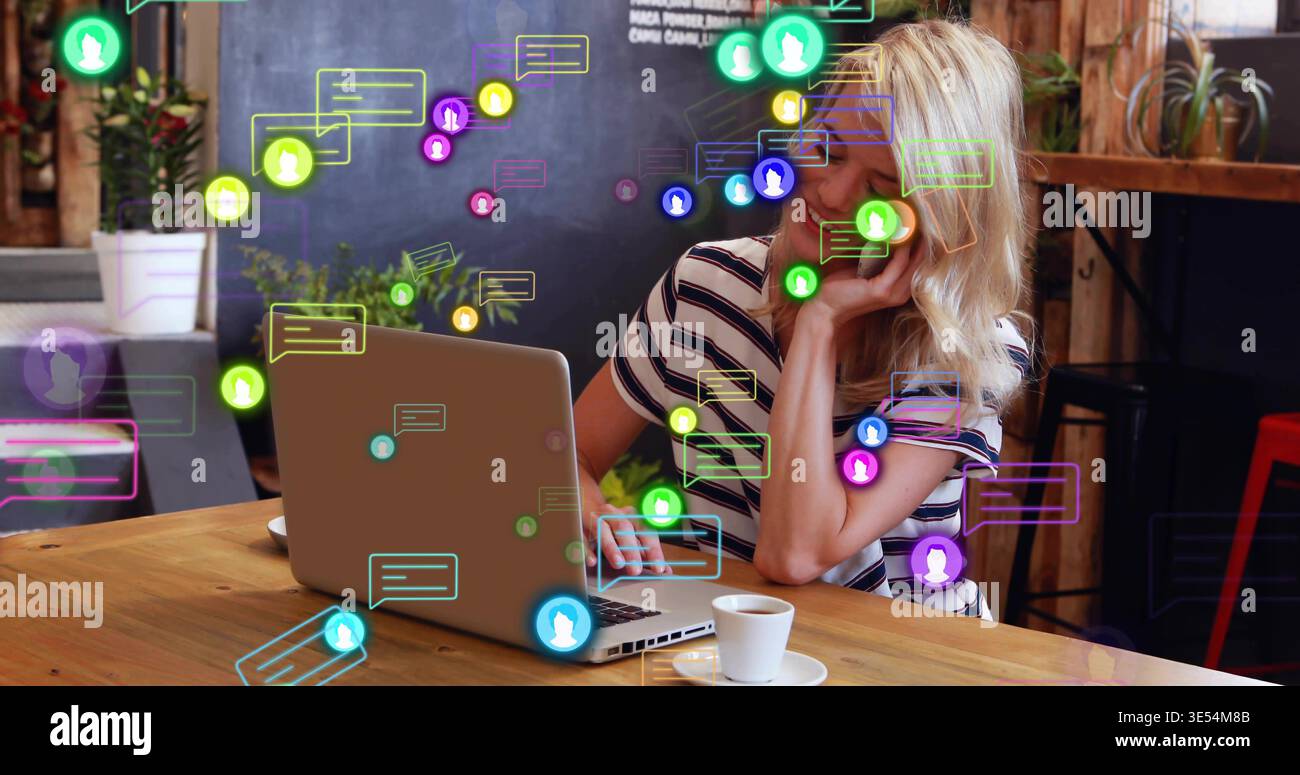 Femme assise dans un café prenant l'appel pour le travail tandis que des bulles sociales animées flottant à travers l'ordinateur portable Banque D'Images