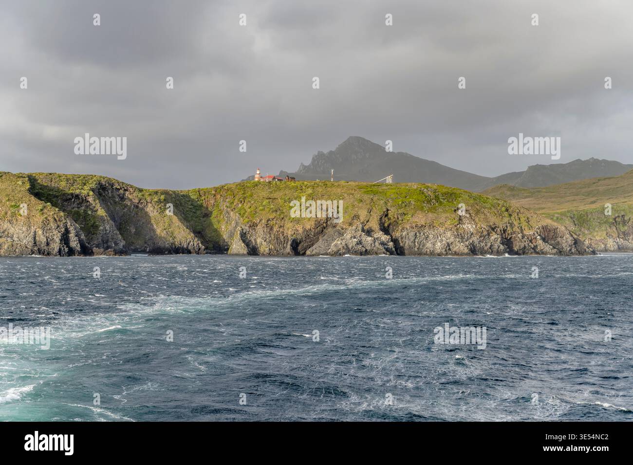 Paysage avec phare au-dessus des falaises abruptes à Horn Island de l'est, tourné dans une lumière nuageuse d'été brillante près de Horn Cape à Wollaston Islands Ar Banque D'Images