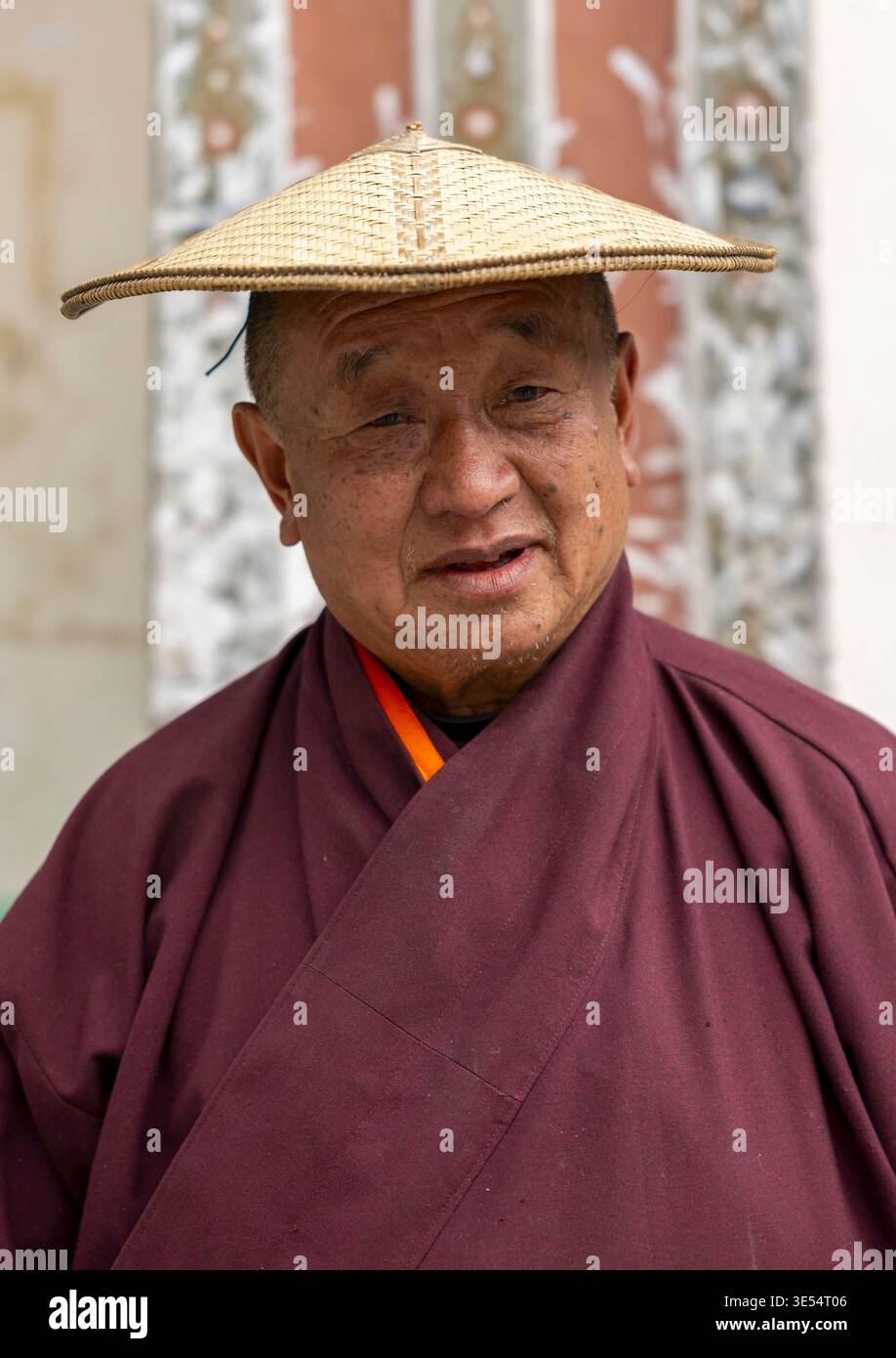 Bhoutan, homme bhoutanais avec un chapeau traditionnel en bambou Banque D'Images