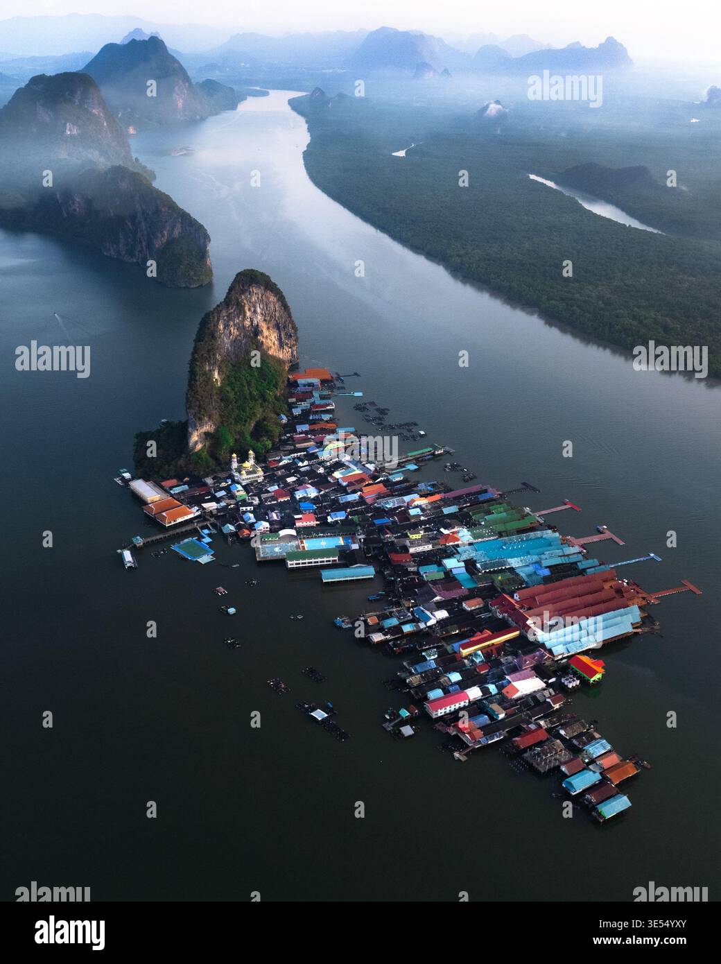 Vue aérienne du parc national d'Ao Phang Nga avec le village flottant de Ko Panyi construit sur pilotis à côté d'une falaise karstique calcaire Tambon Ko Panyi, Banque D'Images
