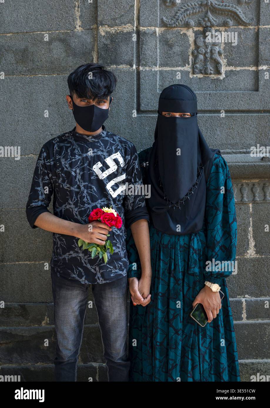 Bangladesh, division Rajshahi, Kusumba, couple de jeunes musulmans dans la mosquée de Kusumba Banque D'Images
