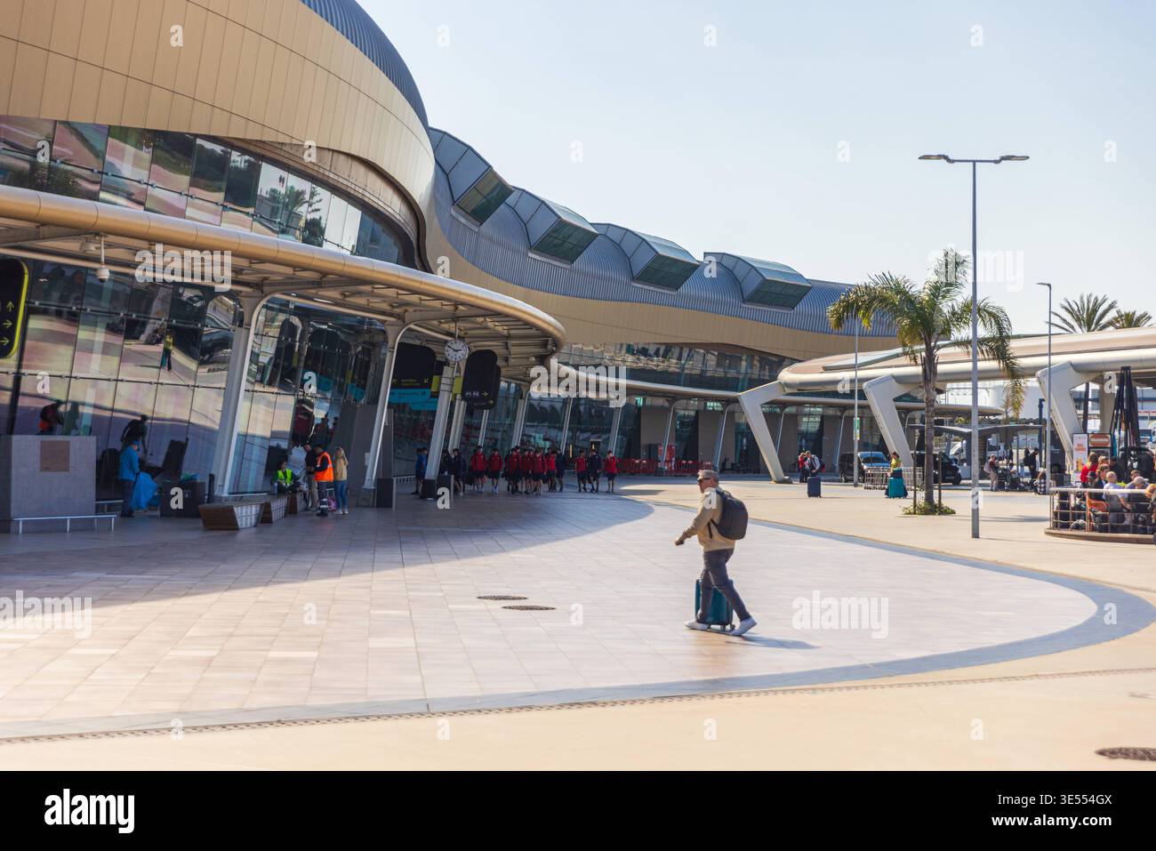FARO, PORTUGAL - 30 MARS 2026 : bâtiment du terminal de l'aéroport de Faro avec des voyageurs. Extérieur du terminal de l'aéroport de Faro avec les voyageurs. Faro Portugal * Banque D'Images