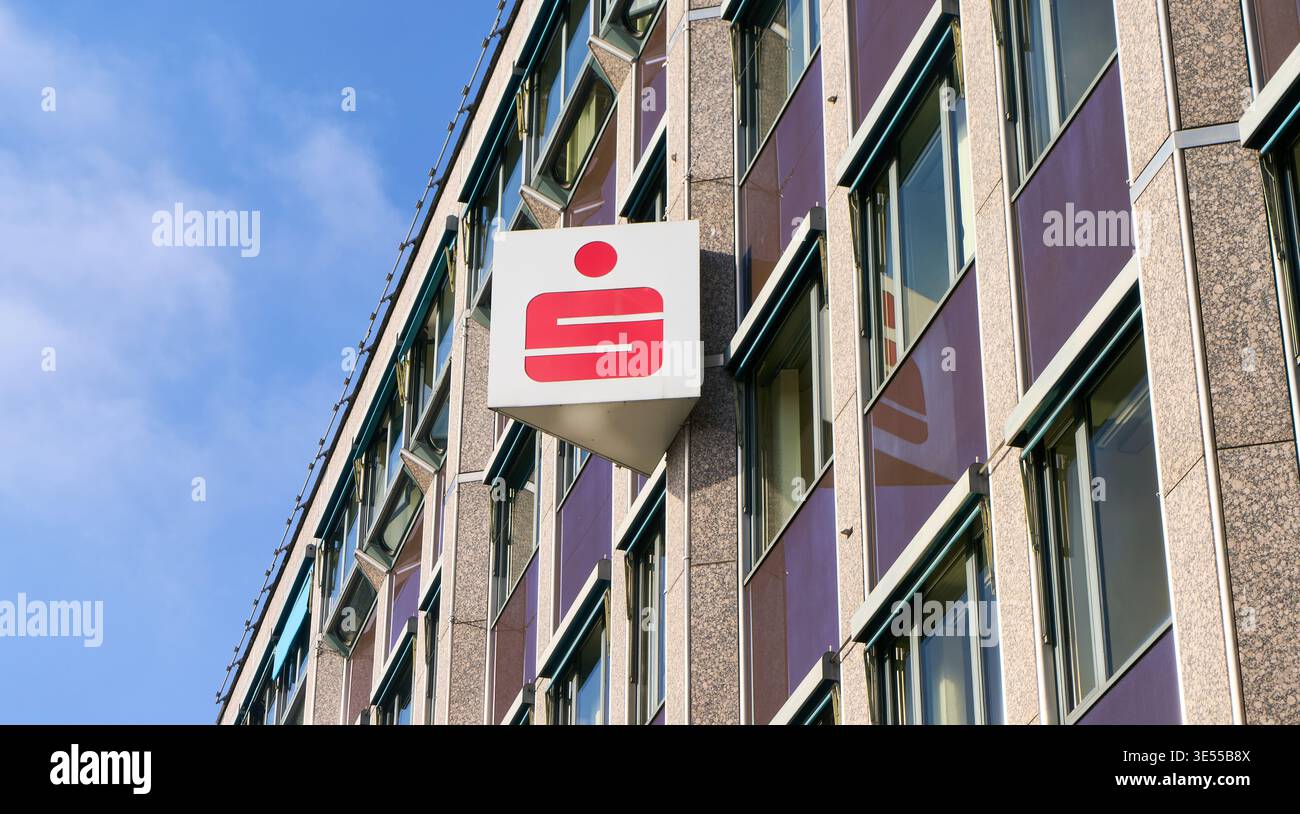 MANNHEIM, ALLEMAGNE - 12 mars 2026 - photo de la signalétique bancaire Sparkasse sur un bâtiment représentant les services financiers et le secteur bancaire allemand Banque D'Images