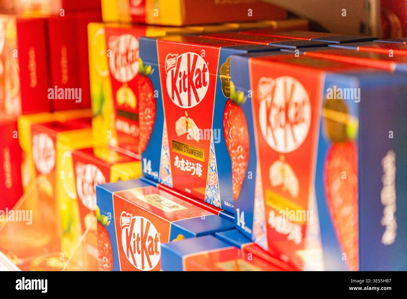 Nagano, Japon-18 janvier 2026 : barres Kat Kit chocolat en exposition dans le magasin signifiant bonne chance au Japon. Banque D'Images