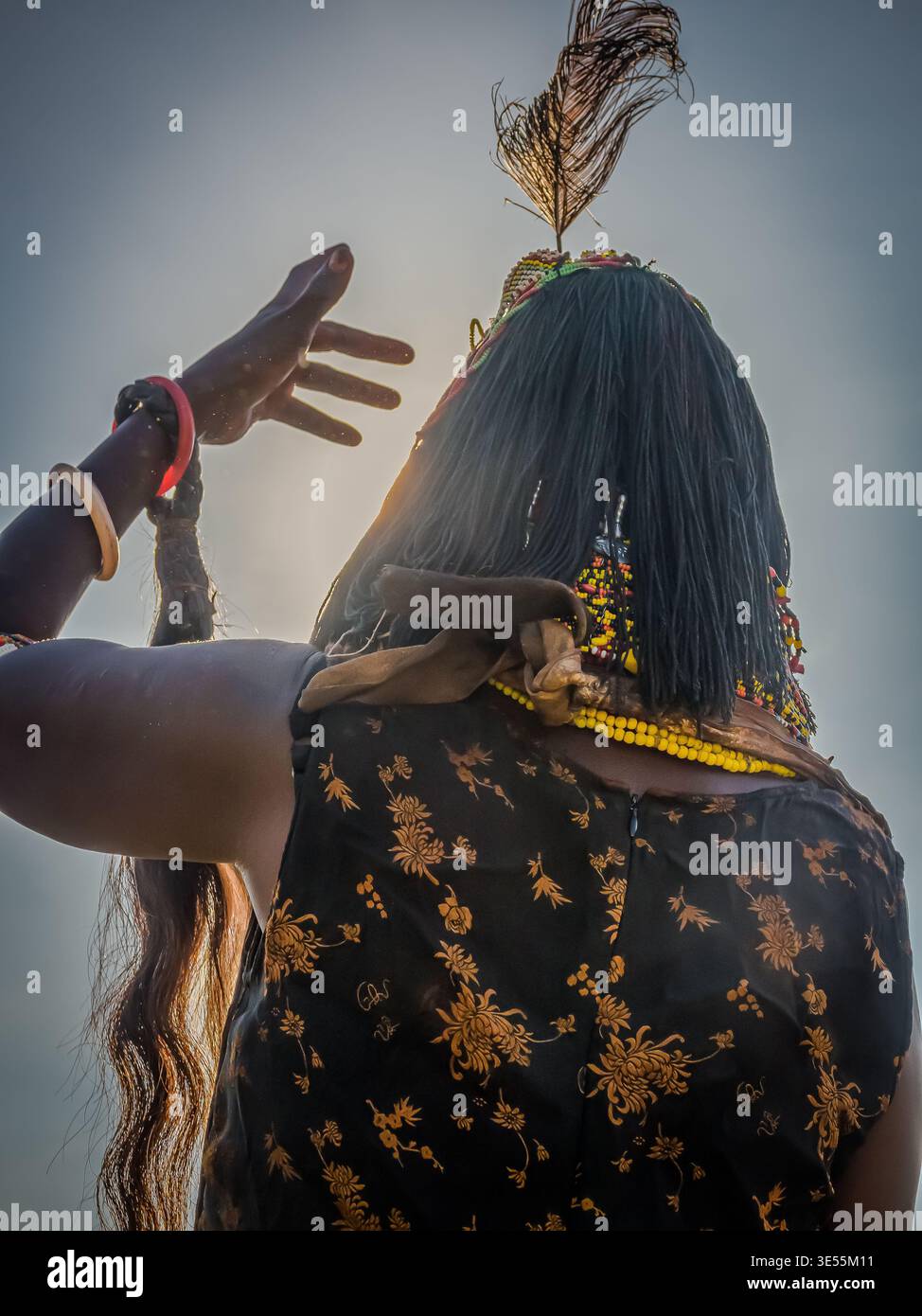 La vallée de l'Omo en Ethiopie est célèbre pour son peuple indigineux et son style de vie original et traditionnel. Cette femme adore le soleil, prie au soleil. Banque D'Images