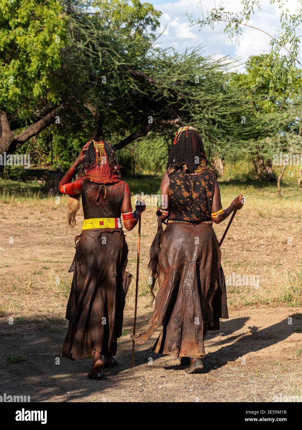 La vallée de l'Omo en Ethiopie est célèbre pour son peuple indigineux et son style de vie original et traditionnel. Mère et fille marchant vers les tees. Banque D'Images