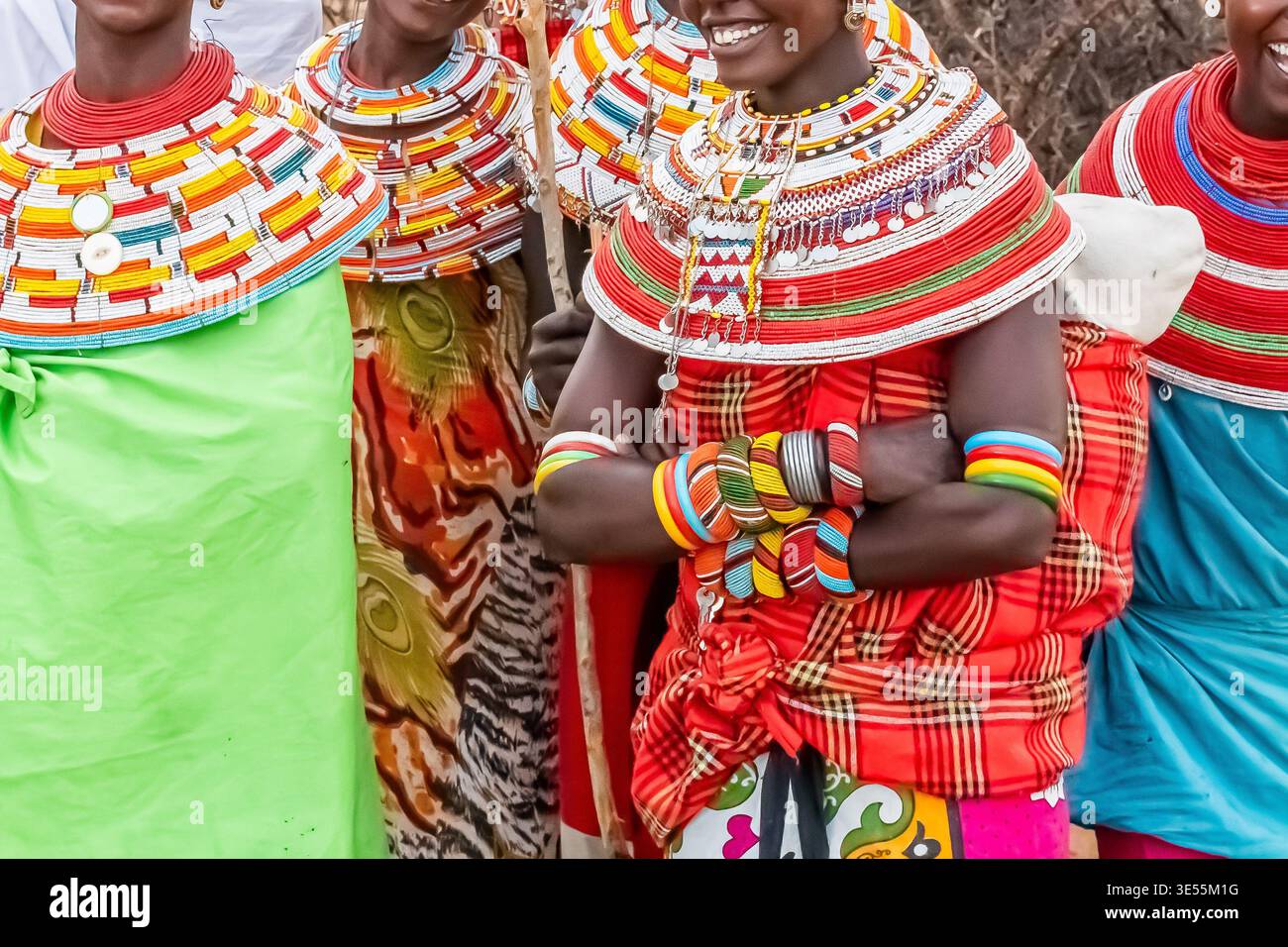 La réserve nationale de Samburu se trouve dans le nord du Kenya. Ses habitants indigènes joyeux et portant des vêtements étonnants. Cela fait partie d’un rituel d’accueil. Banque D'Images