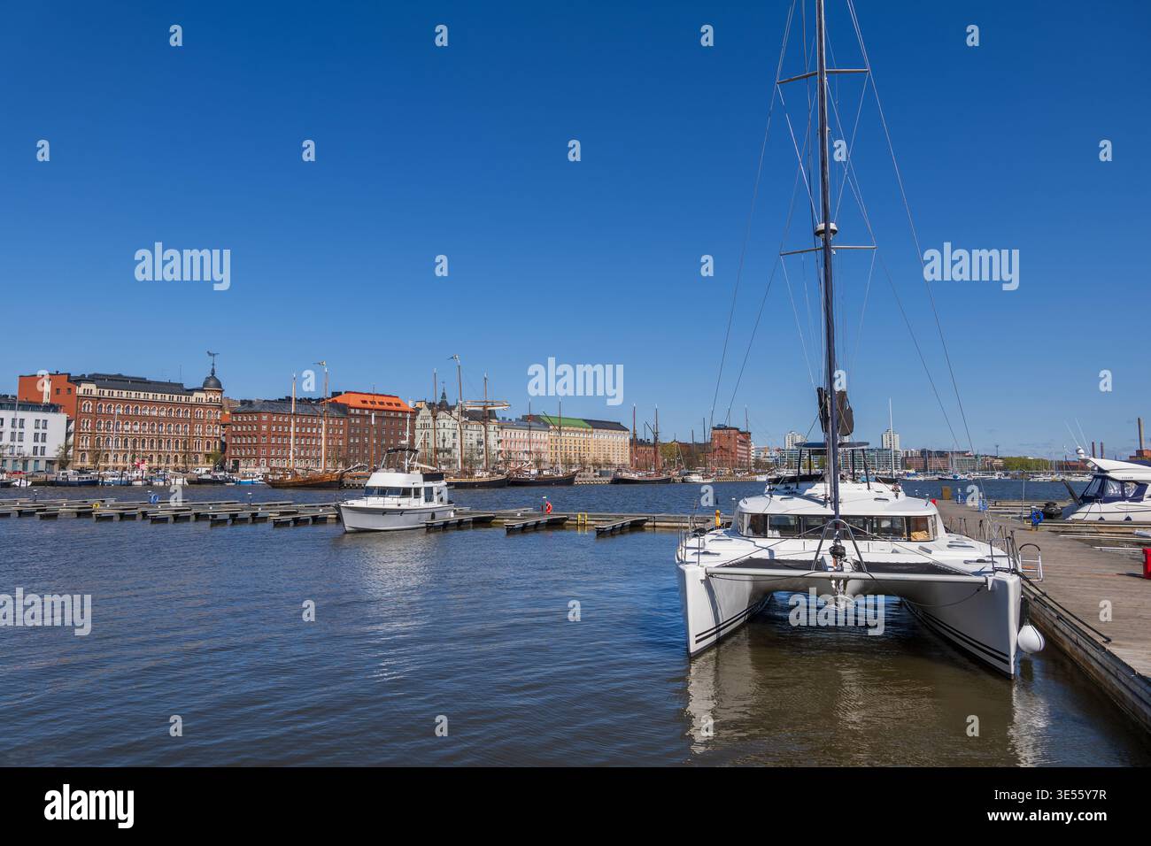 Ville d'Helsinki en Finlande. Horizon avec quartier de Kruununhaka, catamaran dans le port de Pohjoissatama. Banque D'Images