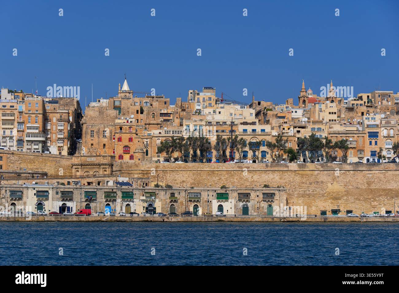 Horizon de la ville de la Valette à Malte, vue depuis le Grand Port. Banque D'Images