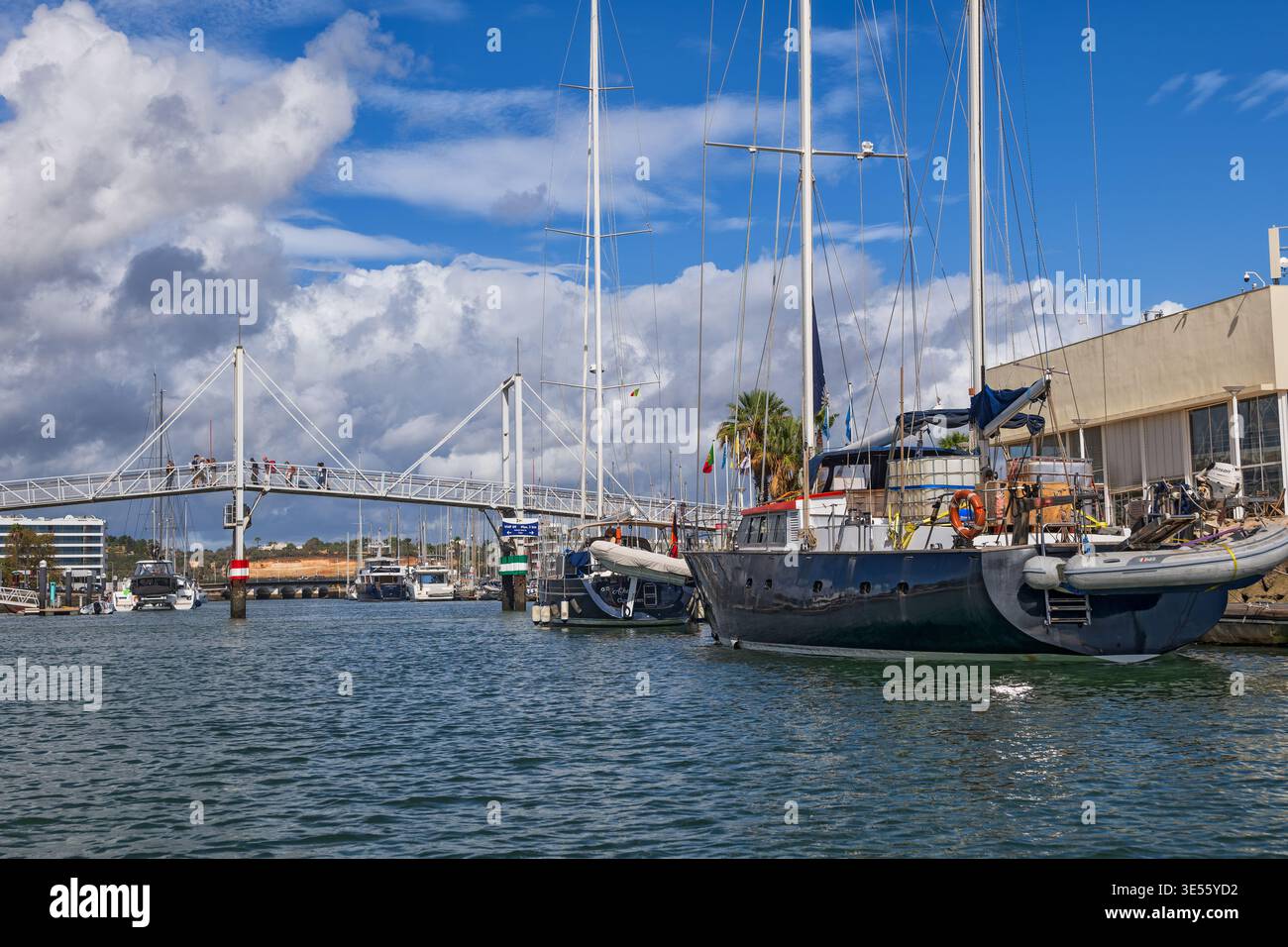Station balnéaire de Lagos dans la région de l'Algarve, Portugal. Rivière Bensafrim et Ponte pédonal basculante da Marina de Lagos pont piétonnier à la marina. Banque D'Images