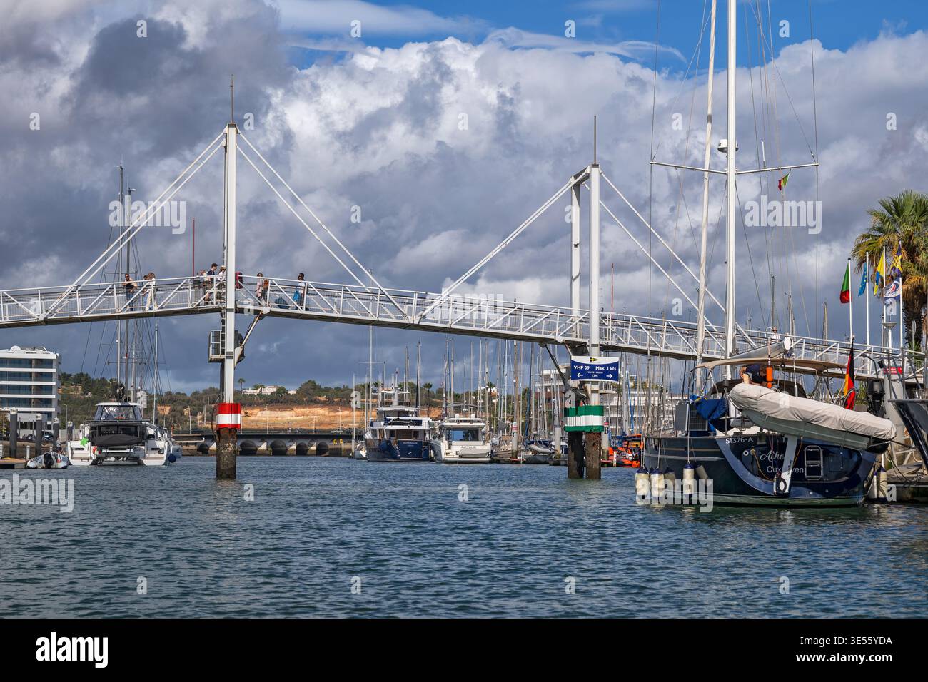 Station balnéaire de Lagos dans la région de l'Algarve, Portugal. Ponte pédonal basculante da Marina de Lagos pont piétonnier à la marina au-dessus de la rivière Bensafrim. Banque D'Images
