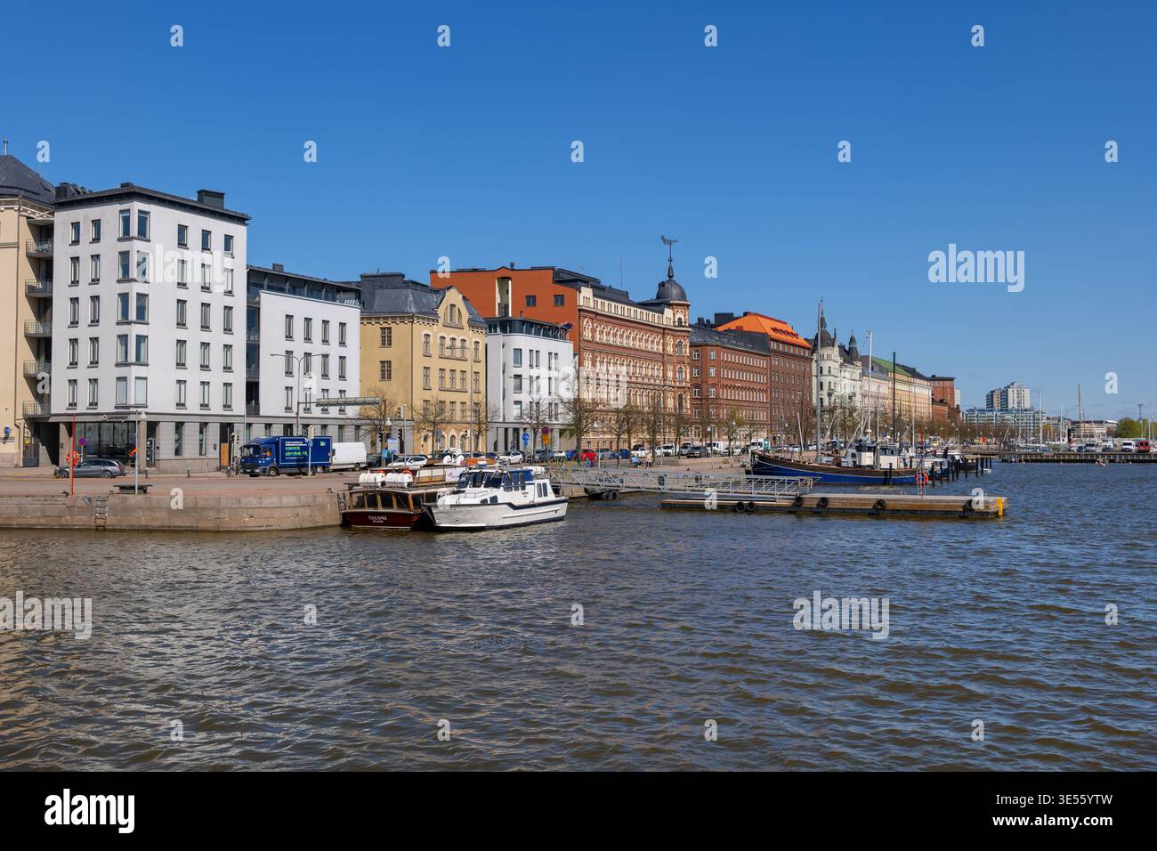 Ville d'Helsinki en Finlande. Horizon avec le quartier de Kruununhaka depuis le port de Pohjoissatama. Banque D'Images